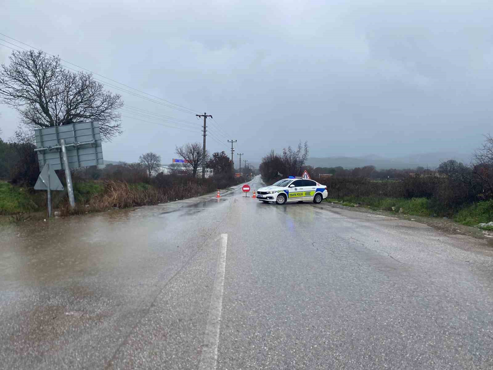 Ayvacık’ta sağanak yağış tarım arazilerini sular altında bıraktı
