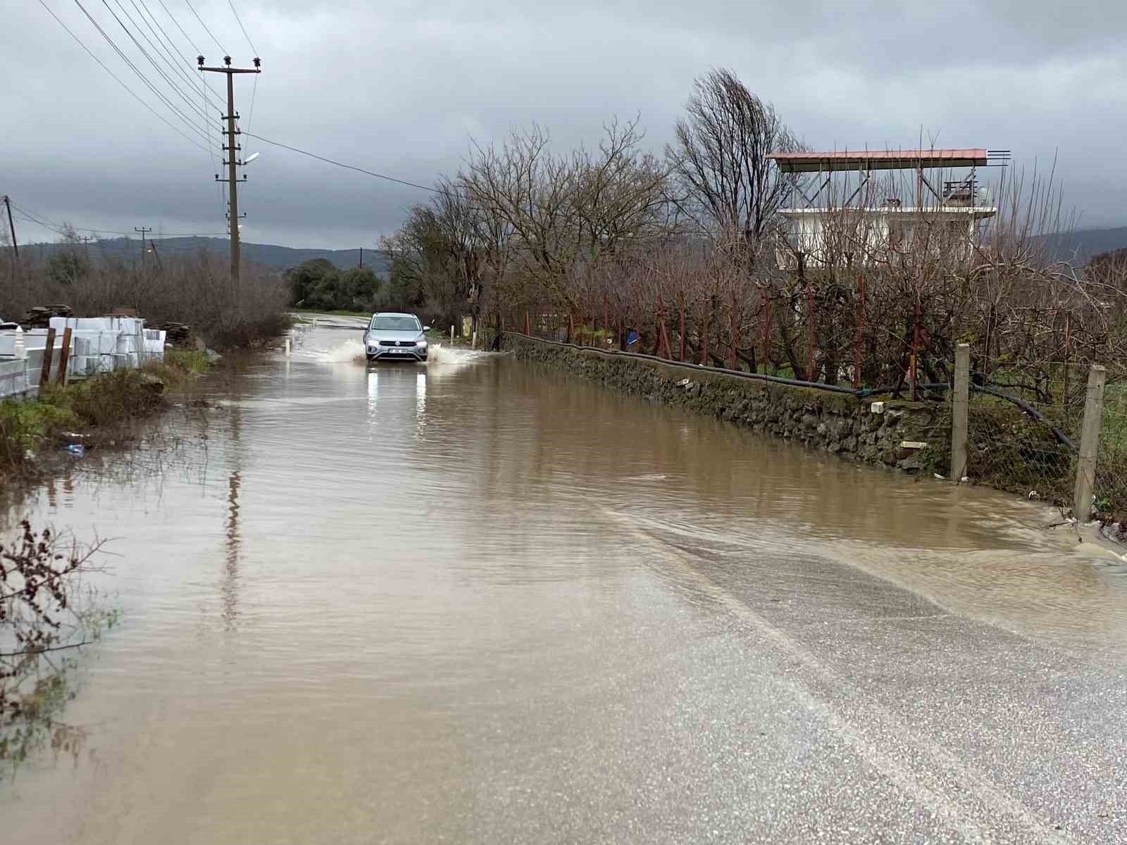 Ayvacık’ta şiddetli yağış: Çay ve dere taştı, yollar ve tarım arazileri sular altında kaldı
