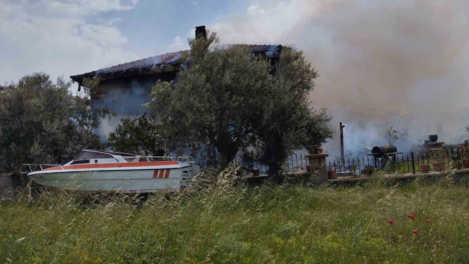 Ayvacık’ta villa yangını
