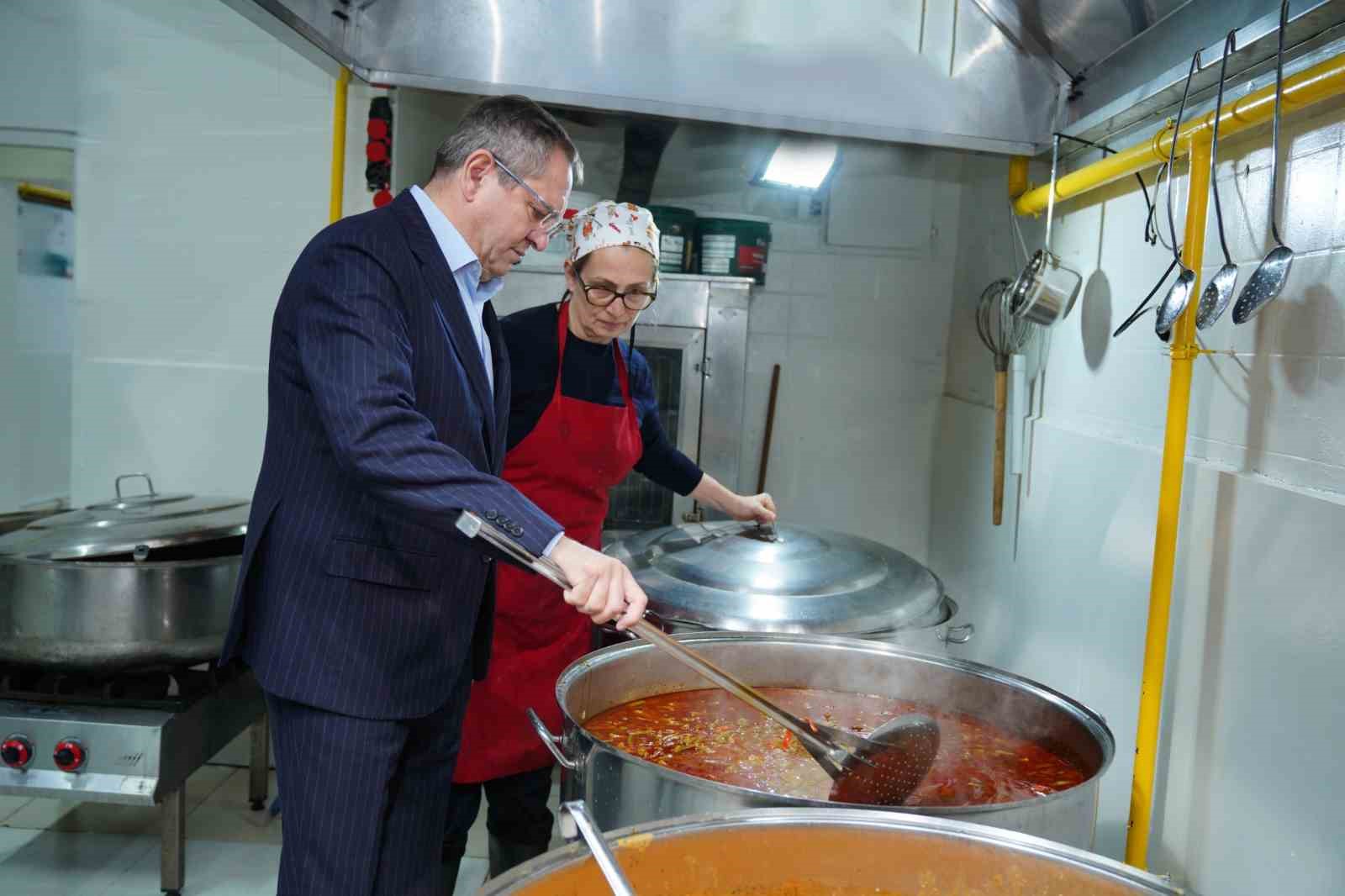 Ayvalık Belediye Başkanı Mesut Ergin: "Ramazan paylaşmaktır."
