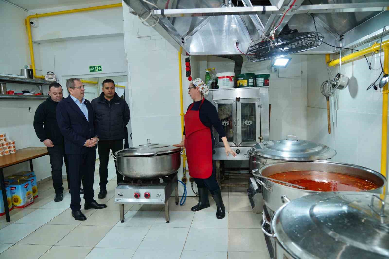 Ayvalık Belediye Başkanı Mesut Ergin: "Ramazan paylaşmaktır."
