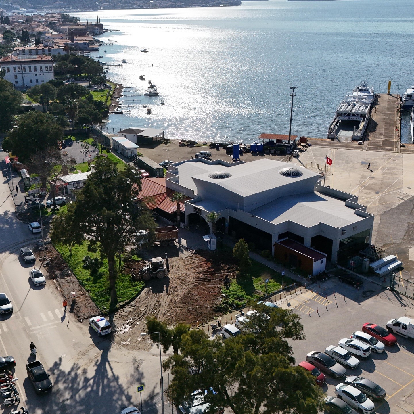 Ayvalık Deniz Hudut Kapısı önünde meydan düzenlemesi başlatıldı
