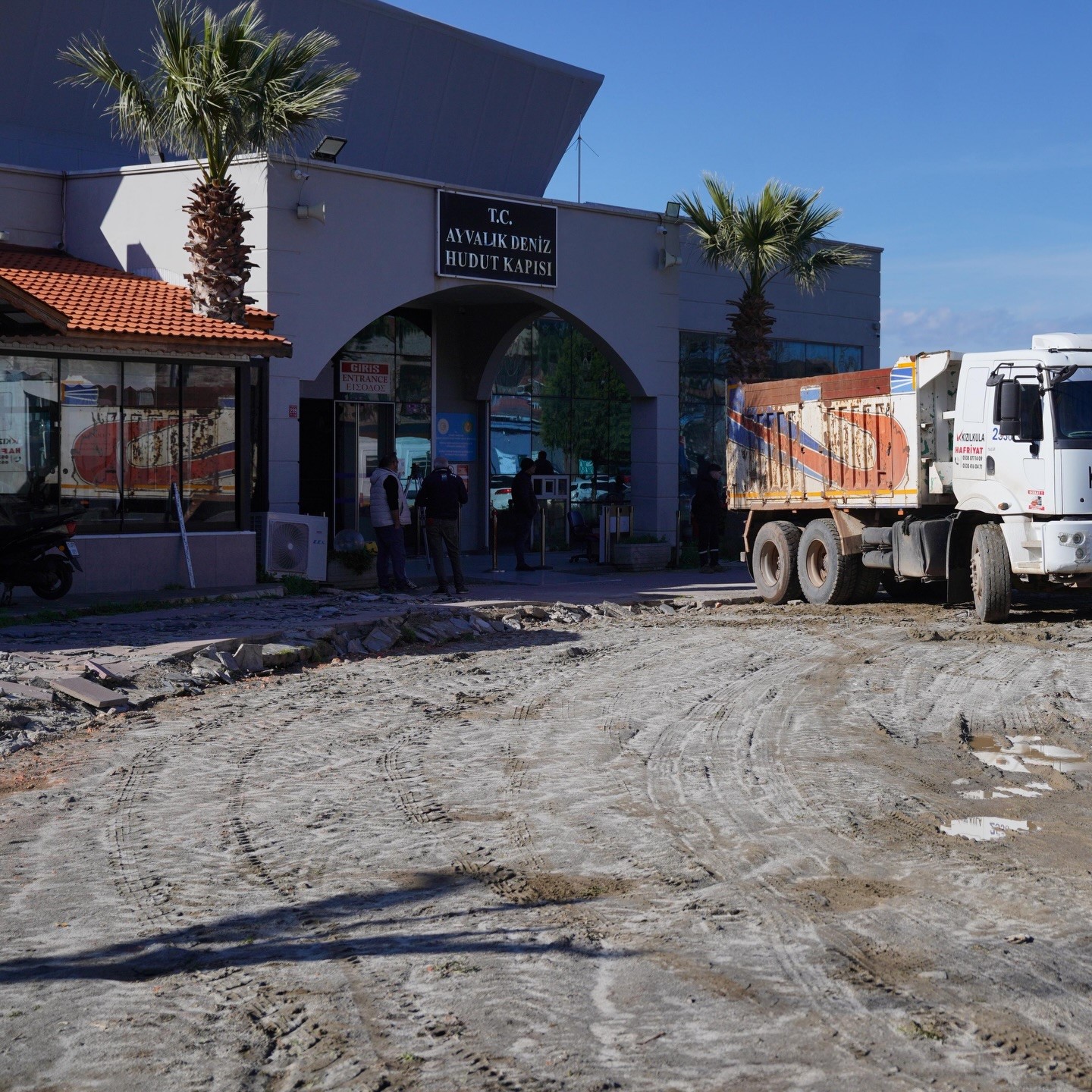 Ayvalık Deniz Hudut Kapısı önünde meydan düzenlemesi başlatıldı
