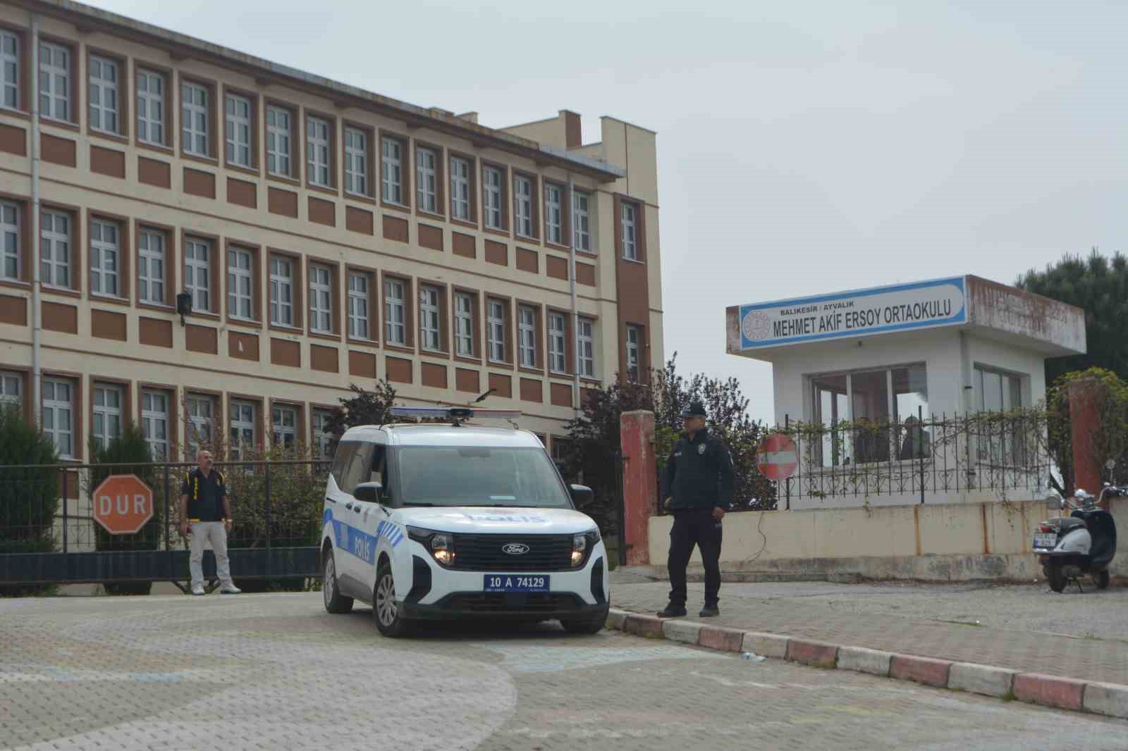 Ayvalık polisi okullardaki güvenlik önlemlerini arttırdı
