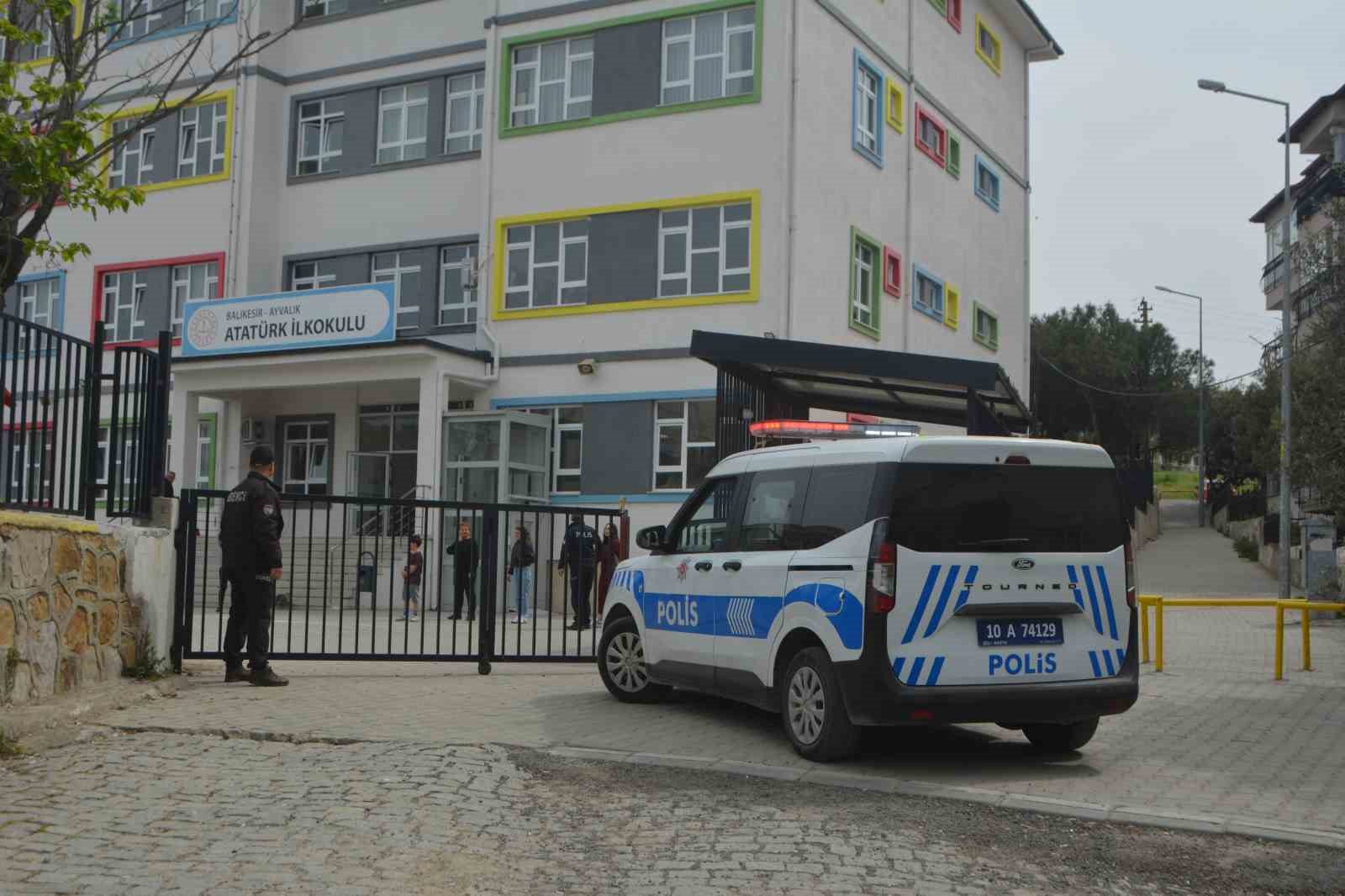Ayvalık polisi okullardaki güvenlik önlemlerini arttırdı
