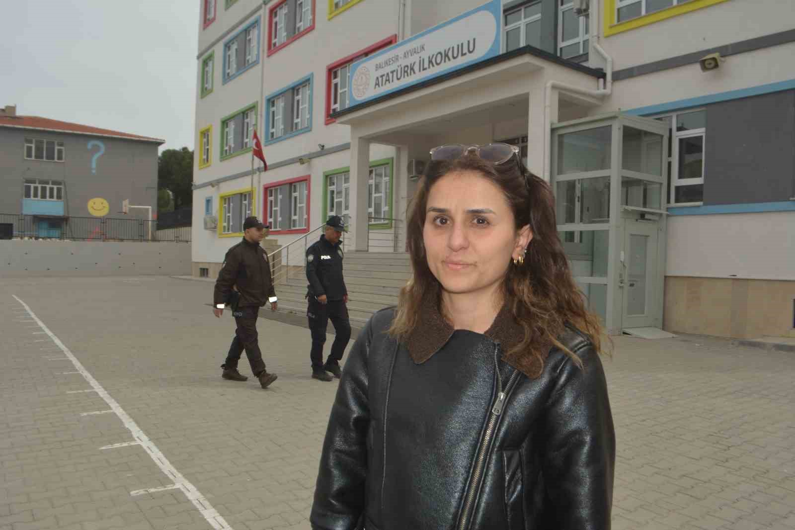 Ayvalık polisi okullardaki güvenlik önlemlerini arttırdı
