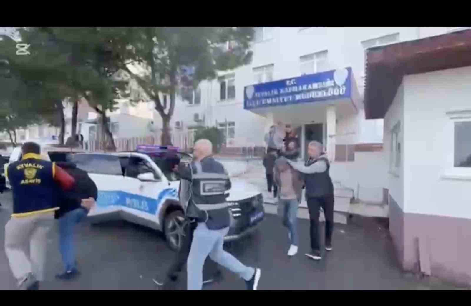 Ayvalık Polisinden sağanak yağmur altında göçmen avı
