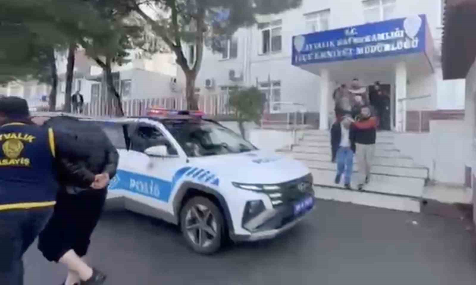 Ayvalık Polisinden sağanak yağmur altında göçmen avı
