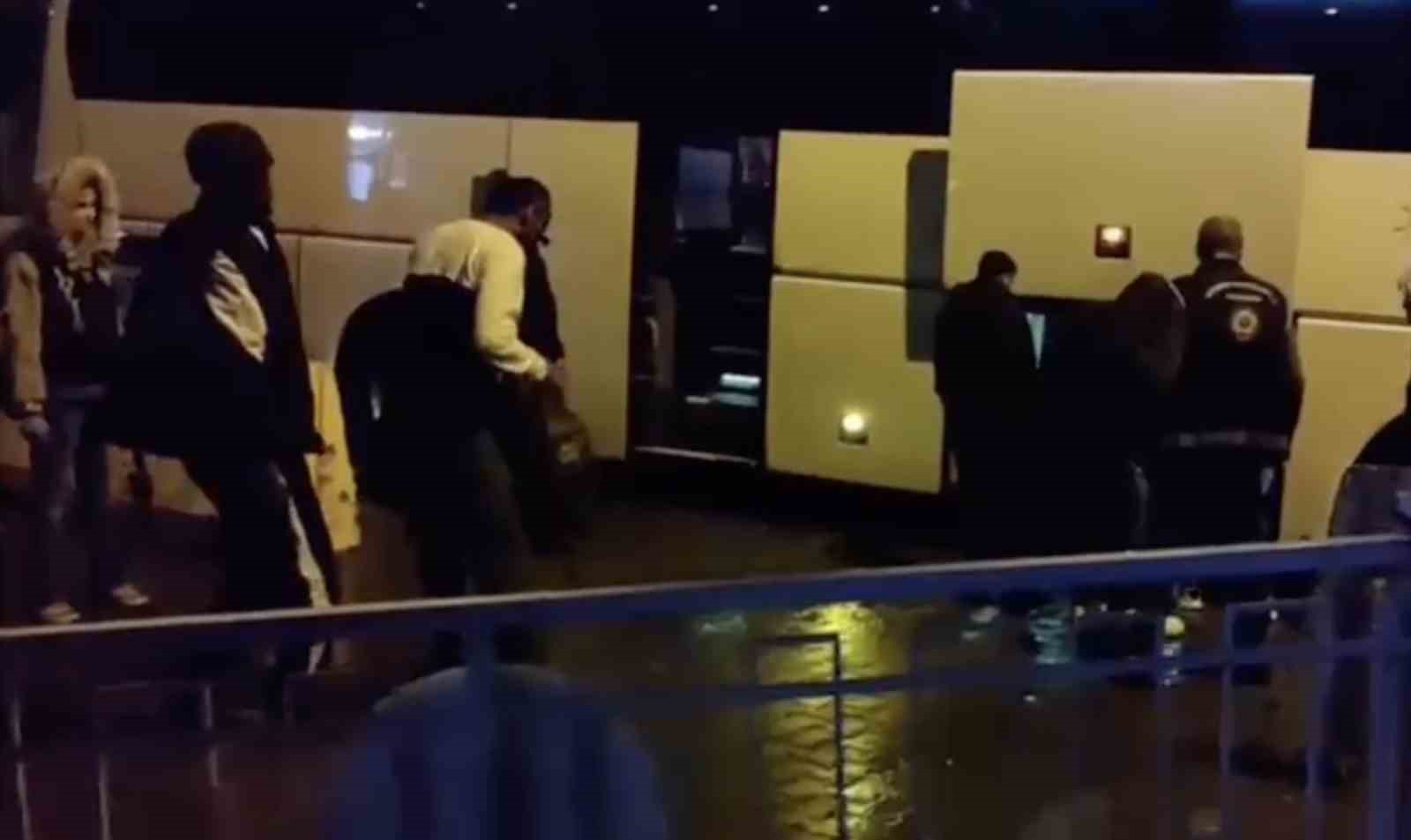 Ayvalık Polisinden sağanak yağmur altında göçmen avı
