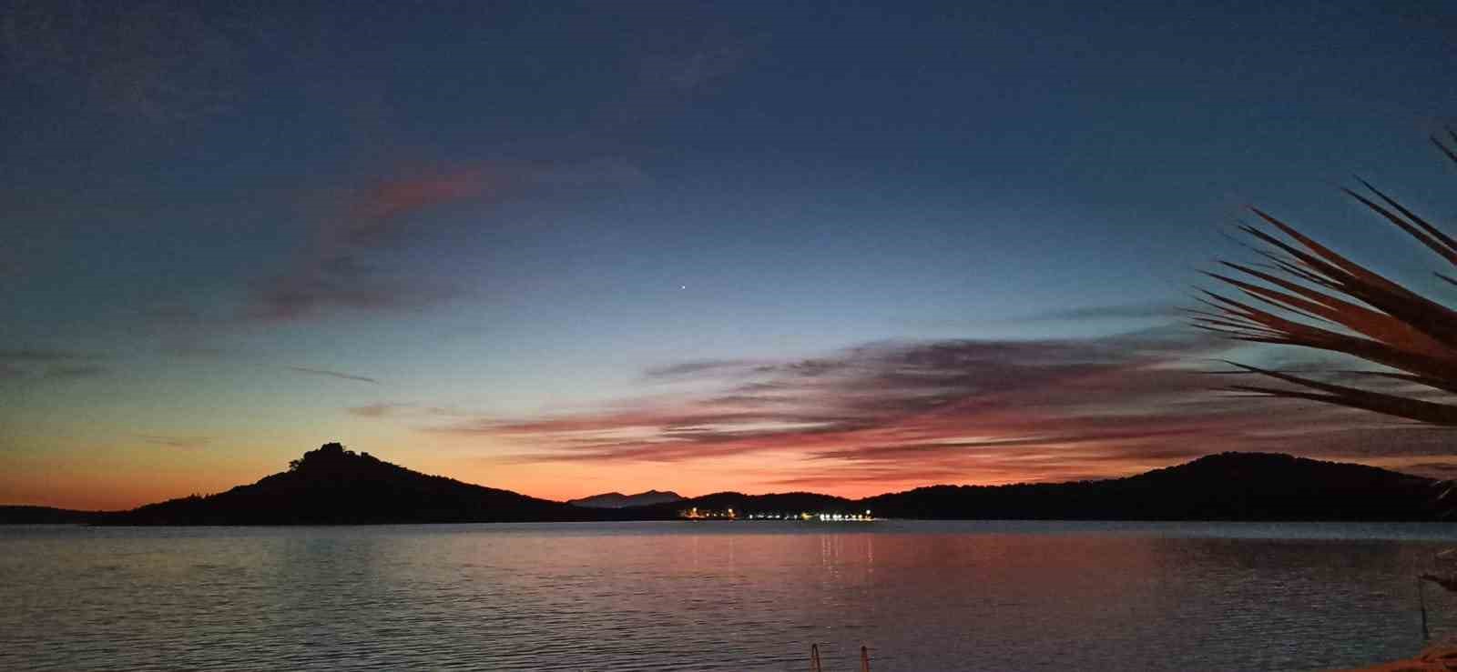 Ayvalık sahilinde gün batımı böyle görüntülendi
