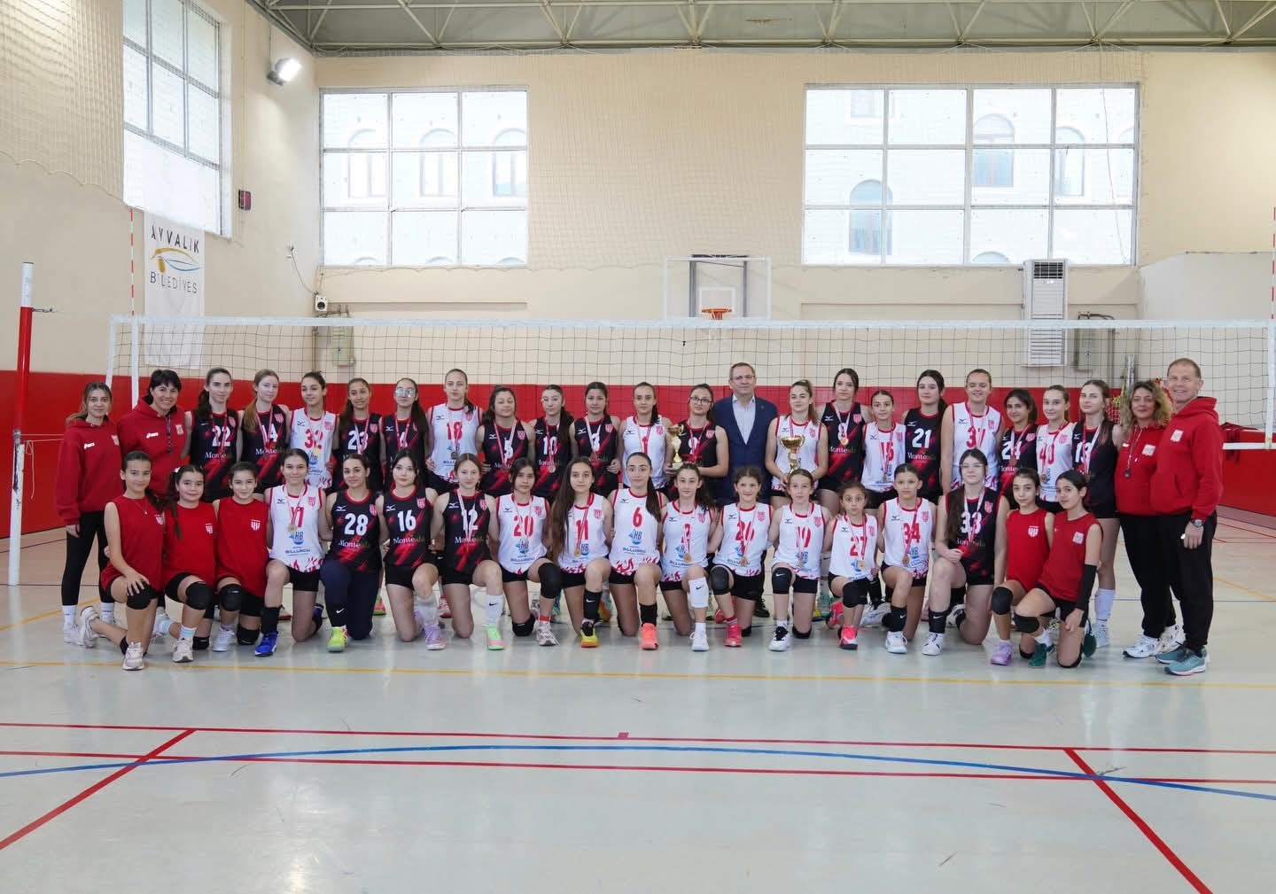 Ayvalıkgücü Belediyesporlu filenin sultanlarından büyük başarı
