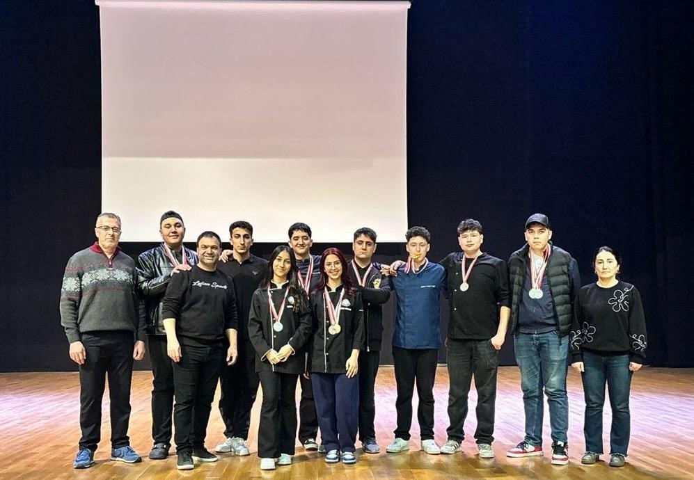 Ayvalıklı şef adayı öğrenciler İstanbul’dan 15 madalya ile döndü
