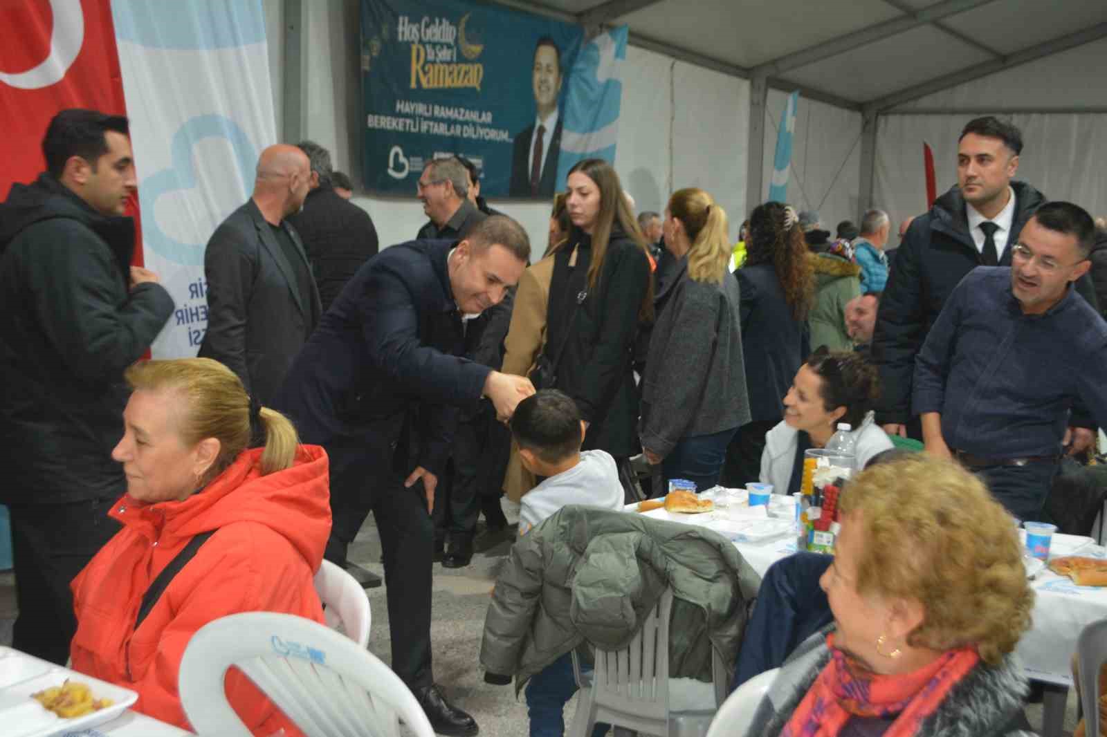 Ayvalık’ta Büyükşehir Belediyesi’nden dev iftar
