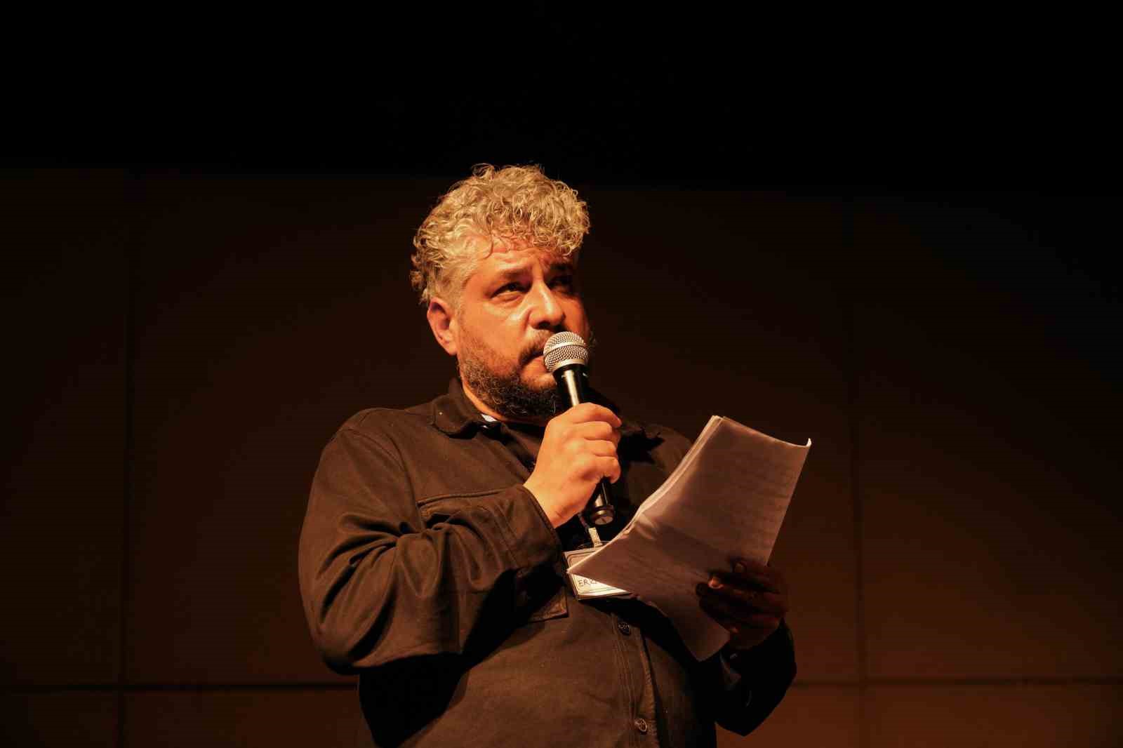 Ayvalık’ta Dünya Tiyatro Günü’nde "Müdahil" sahnelendi
Ayvalık’ta Dünya Tiyatro Günü’nde "Müdahil" sahnelendi