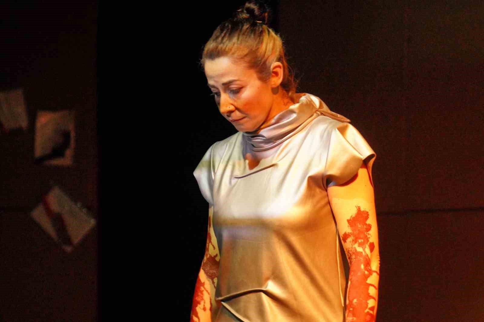 Ayvalık’ta Dünya Tiyatro Günü’nde "Müdahil" sahnelendi
Ayvalık’ta Dünya Tiyatro Günü’nde "Müdahil" sahnelendi