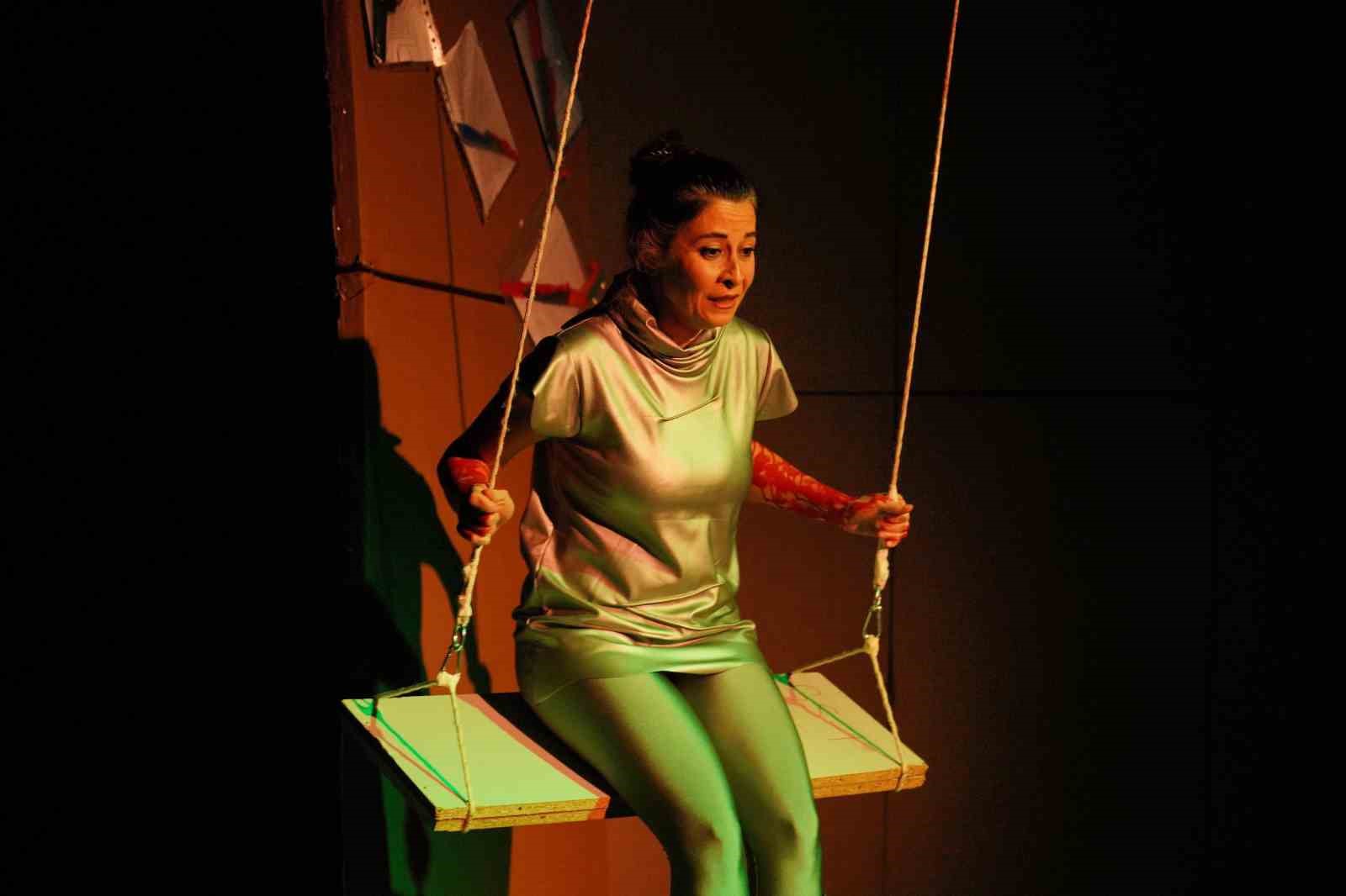 Ayvalık’ta Dünya Tiyatro Günü’nde "Müdahil" sahnelendi
Ayvalık’ta Dünya Tiyatro Günü’nde "Müdahil" sahnelendi