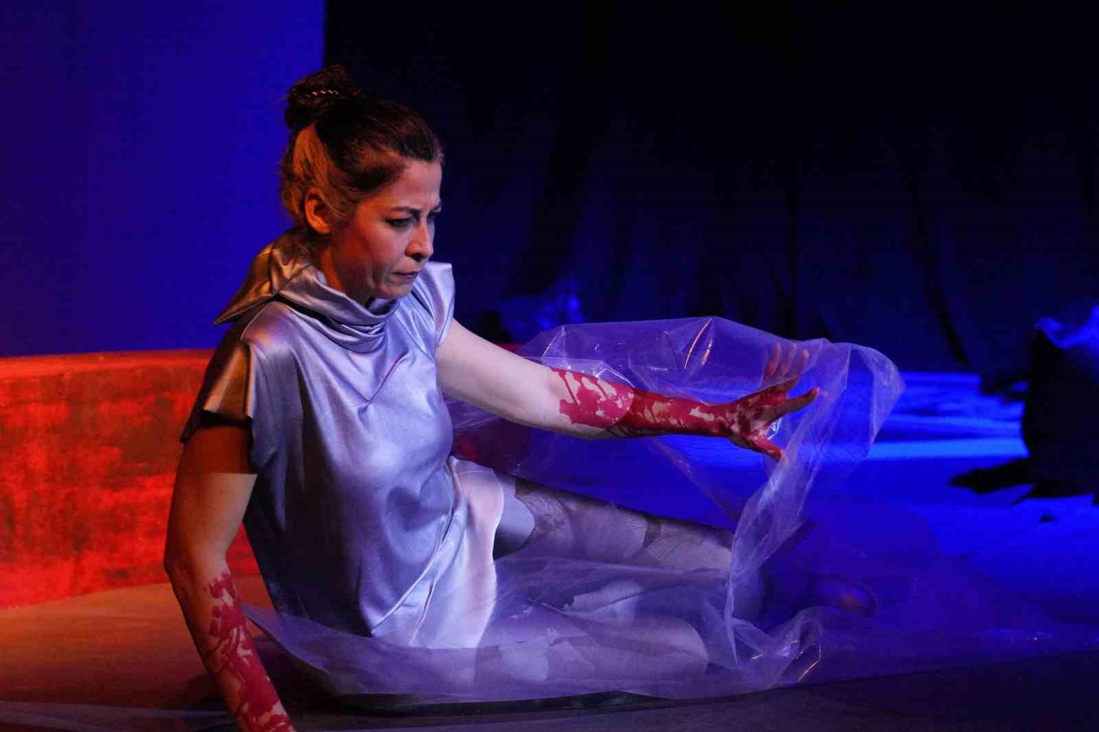 Ayvalık’ta Dünya Tiyatro Günü’nde "Müdahil" sahnelendi
Ayvalık’ta Dünya Tiyatro Günü’nde "Müdahil" sahnelendi