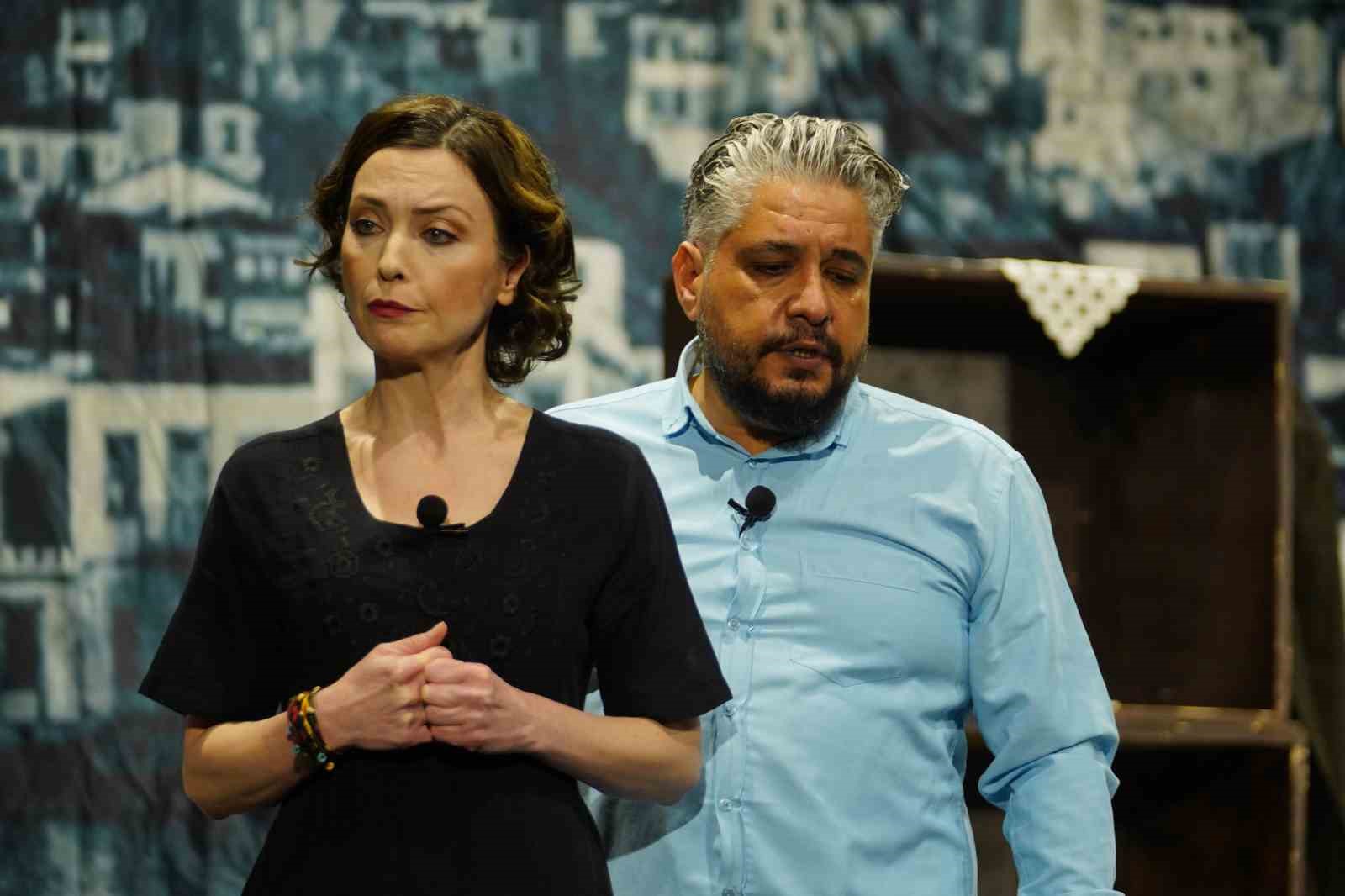 Ayvalık’ta Duygu Dolu Tiyatro Akşamı
