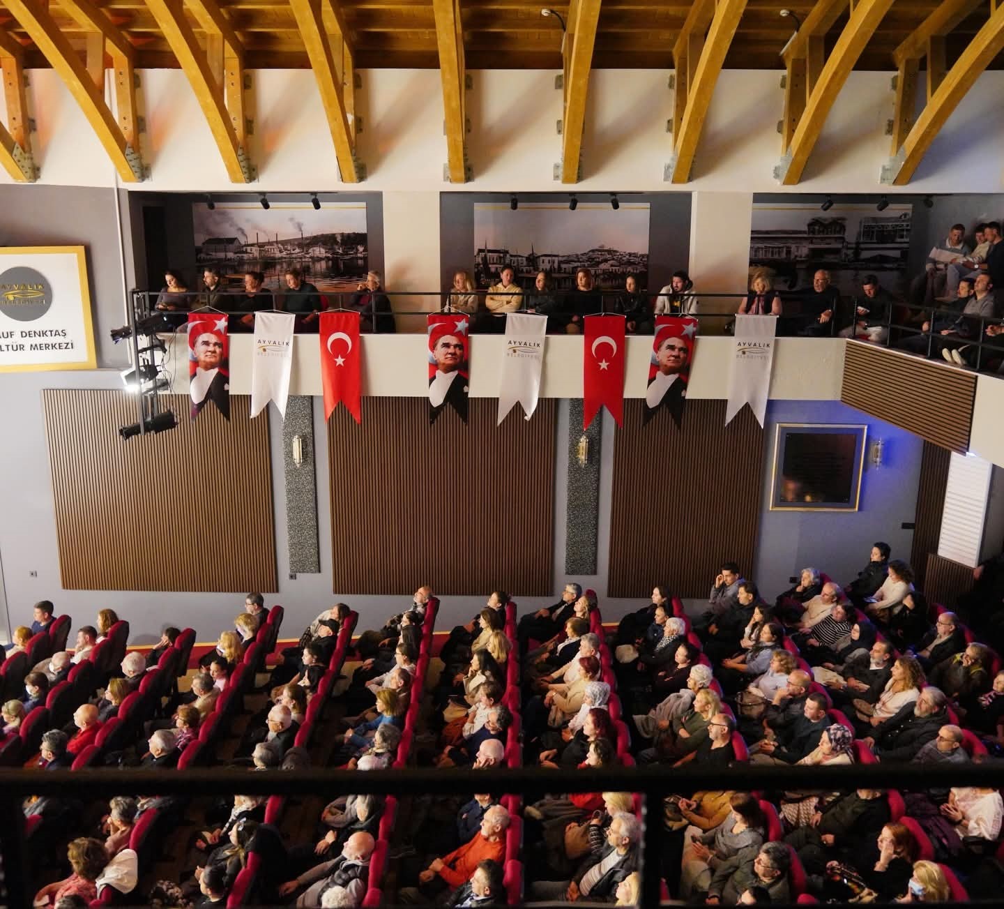 Ayvalık’ta Duygu Dolu Tiyatro Akşamı
