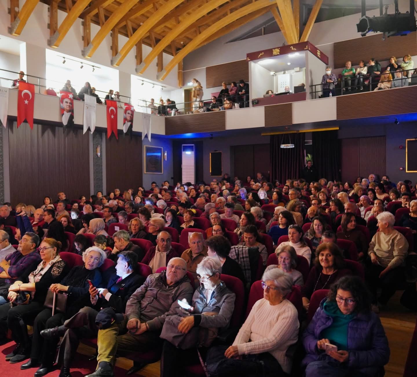 Ayvalık’ta Duygu Dolu Tiyatro Akşamı
