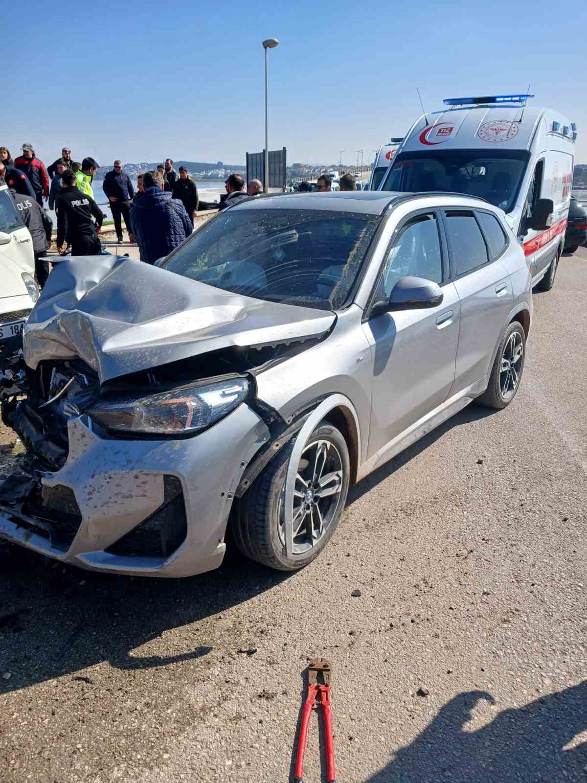 Ayvalık’ta iki araç çarpıştı 2’si ağır 6 kişi yaralandı
