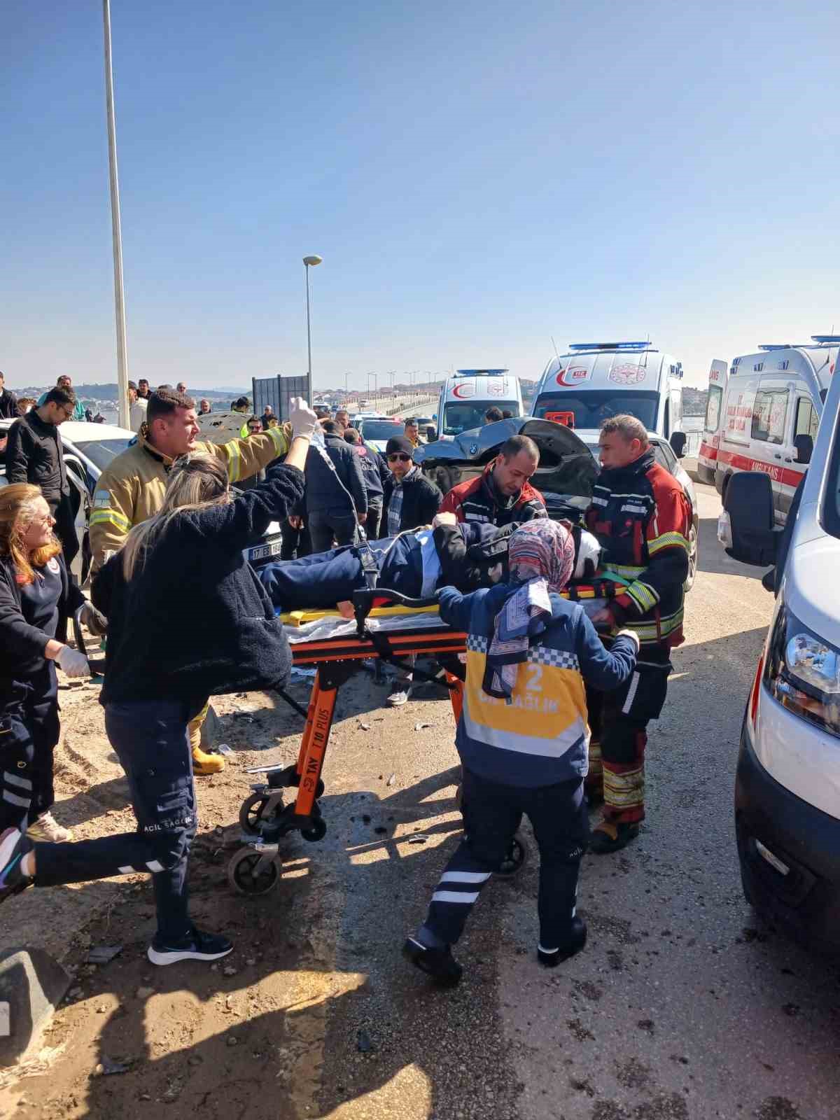 Ayvalık’ta iki araç çarpıştı 2’si ağır 6 kişi yaralandı
