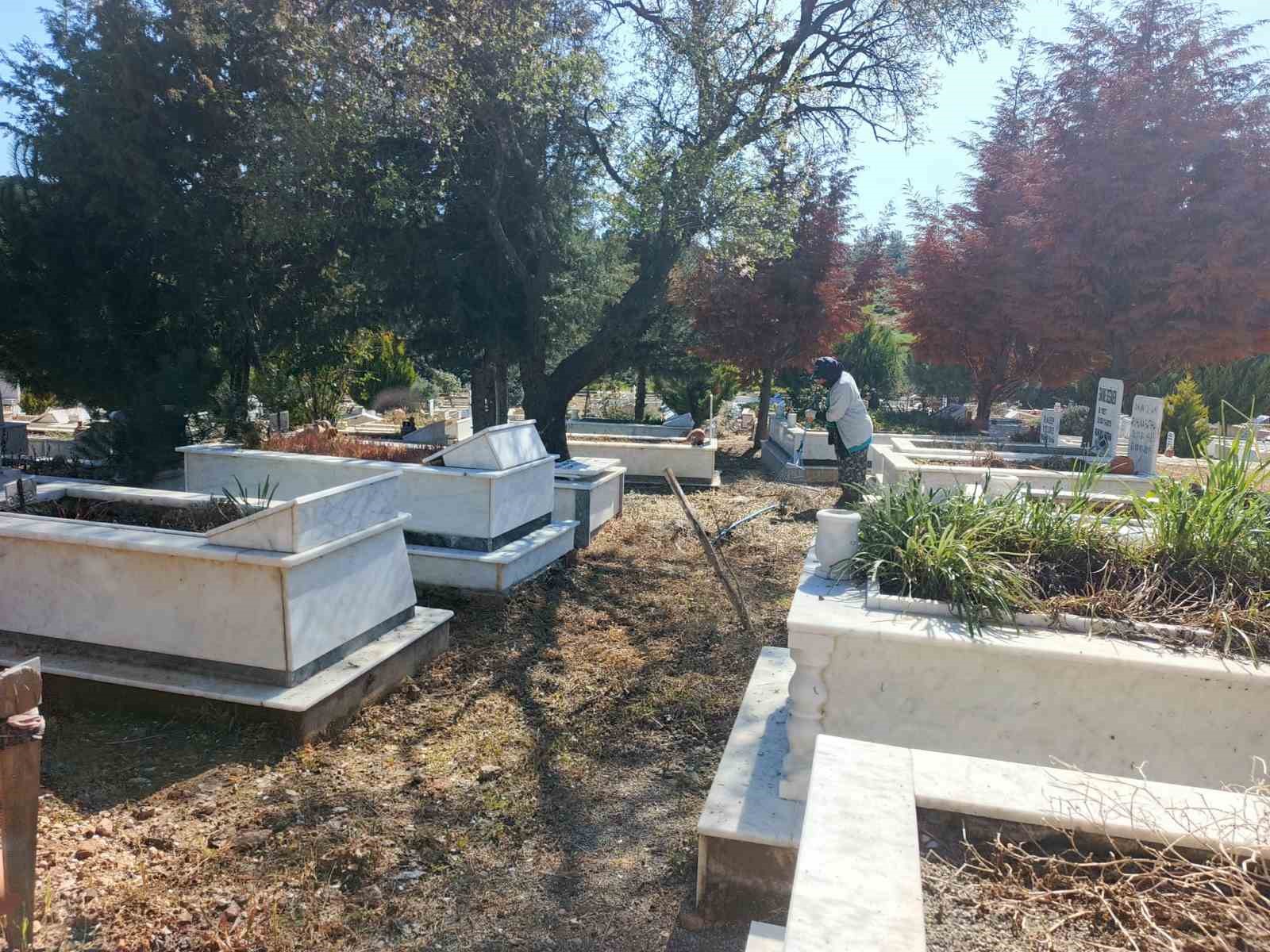 Ayvalık’ta kabristanlar bayram ziyaretine hazır
