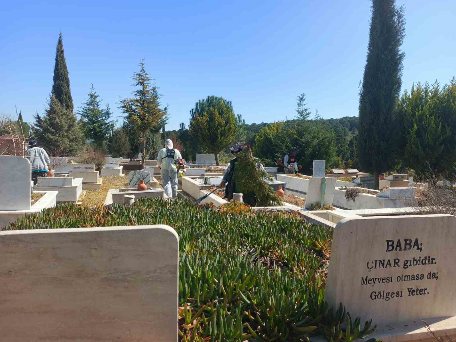 Ayvalık’ta kabristanlar bayram ziyaretine hazır
