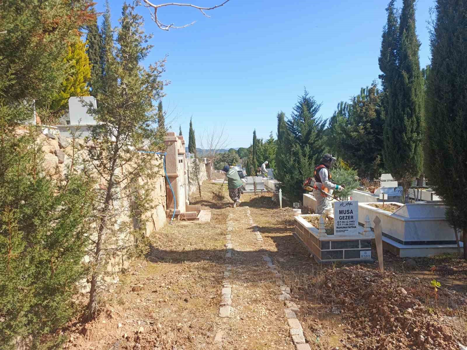 Ayvalık’ta kabristanlar bayram ziyaretine hazır
