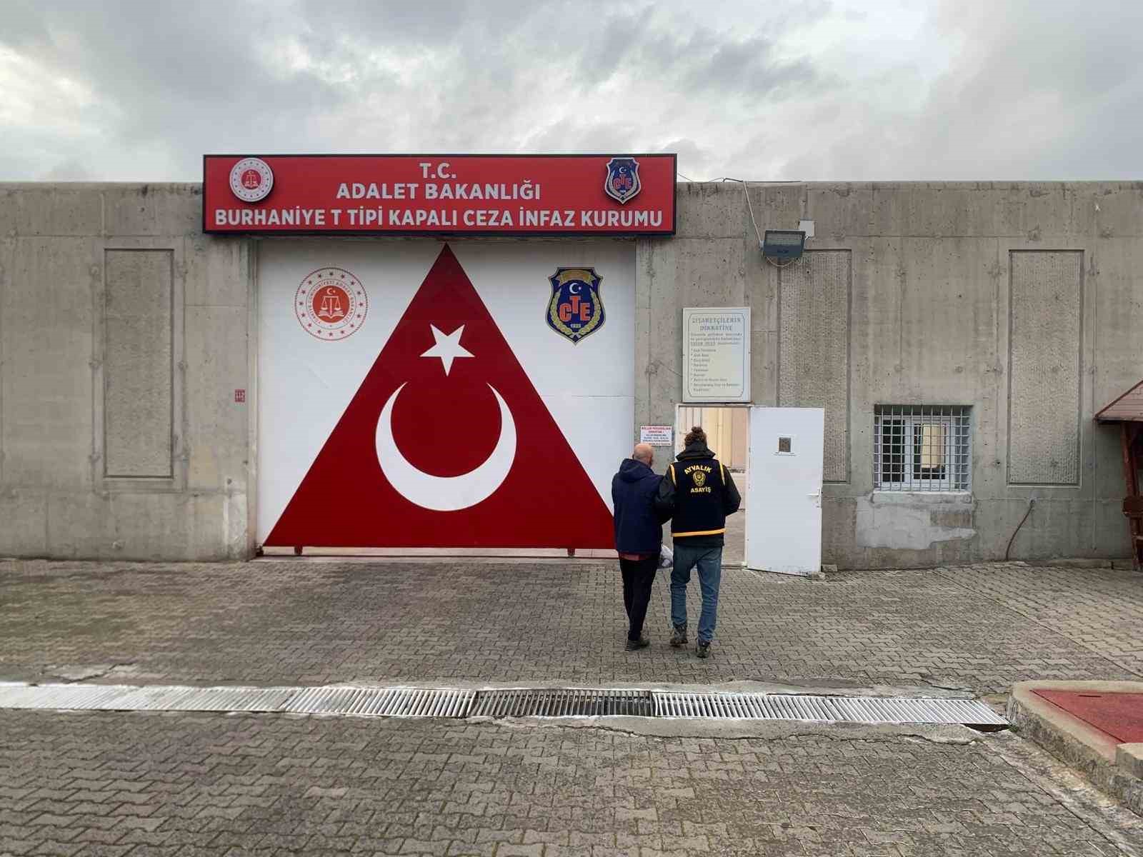 Ayvalık’ta kendisini Emniyet Müdürü olarak tanıtan şahsa operasyon
