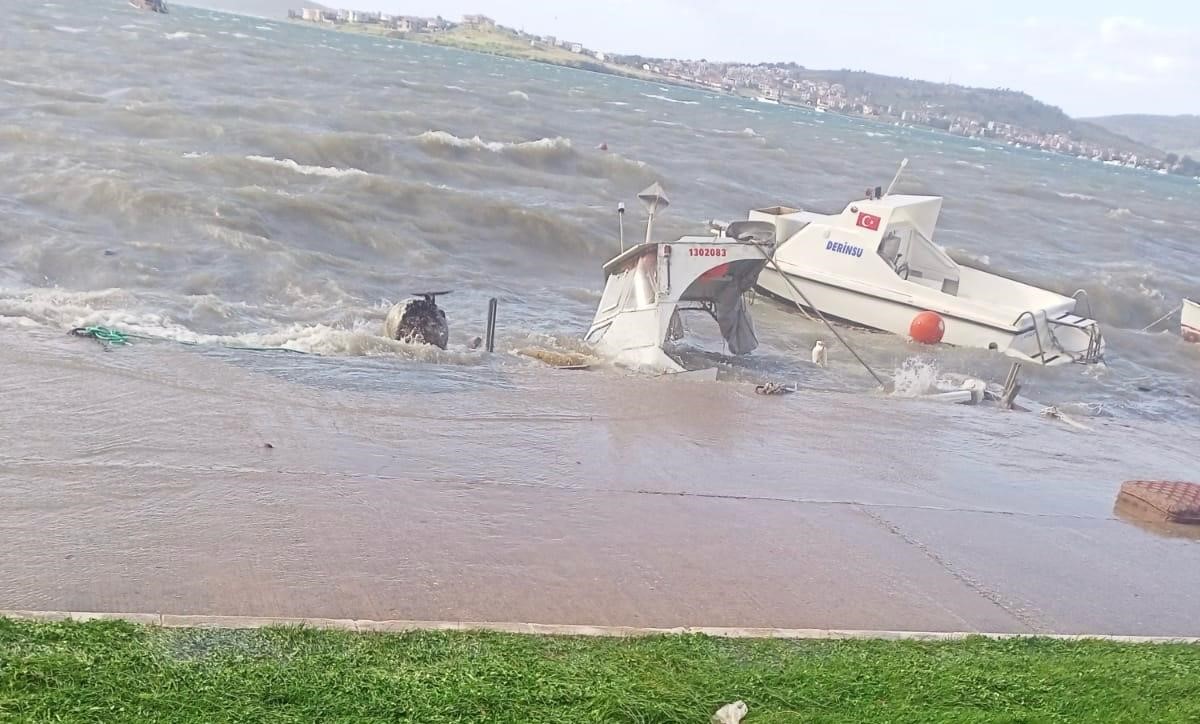 Ayvalık’ta kuvvetli fırtına tekneleri batırdı
