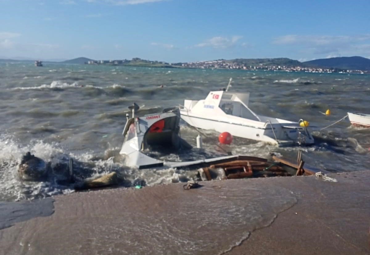 Ayvalık’ta kuvvetli fırtına tekneleri batırdı
