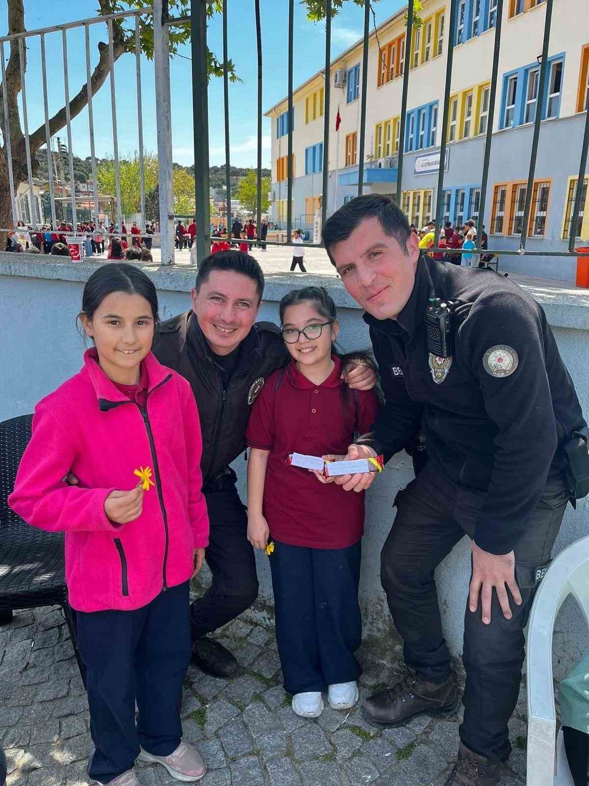 Ayvalık’ta minik öğrencilerden polis amcalarına içten teşekkür
