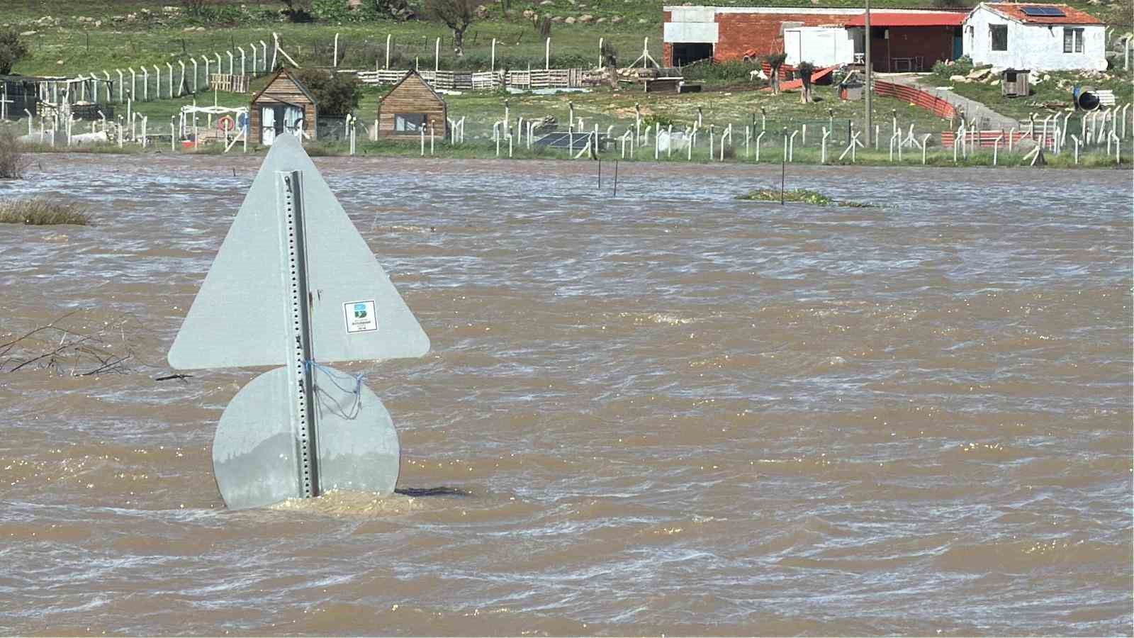 Ayvalık‘ta yağış hayatı olumsuz etkiledi
