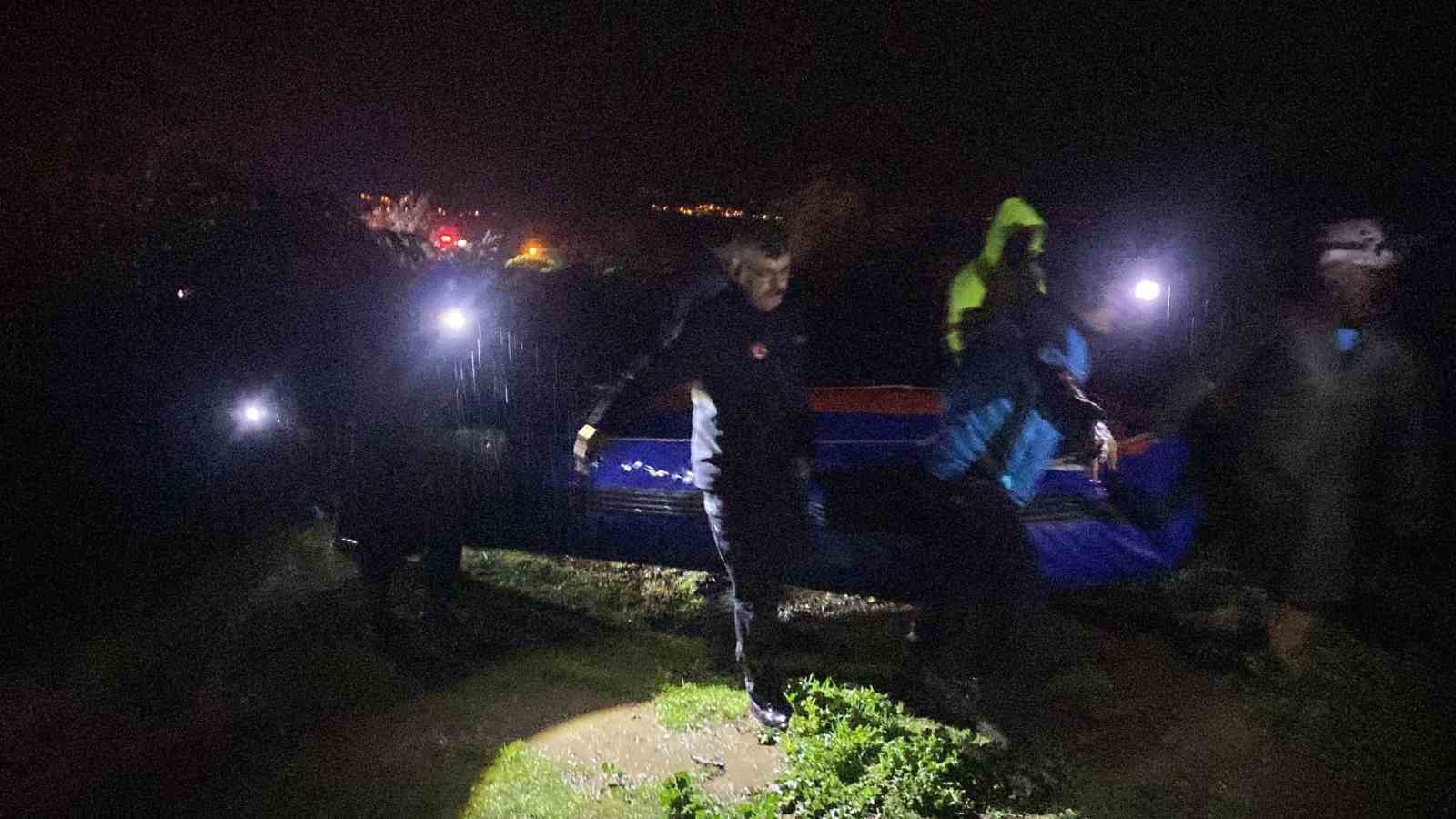 Azgın dereye kapıldı 4 saatlik mücadeleyle hayata tutundu
Azgın dereye kapıldı 4 saatlik mücadeleyle hayata tutundu