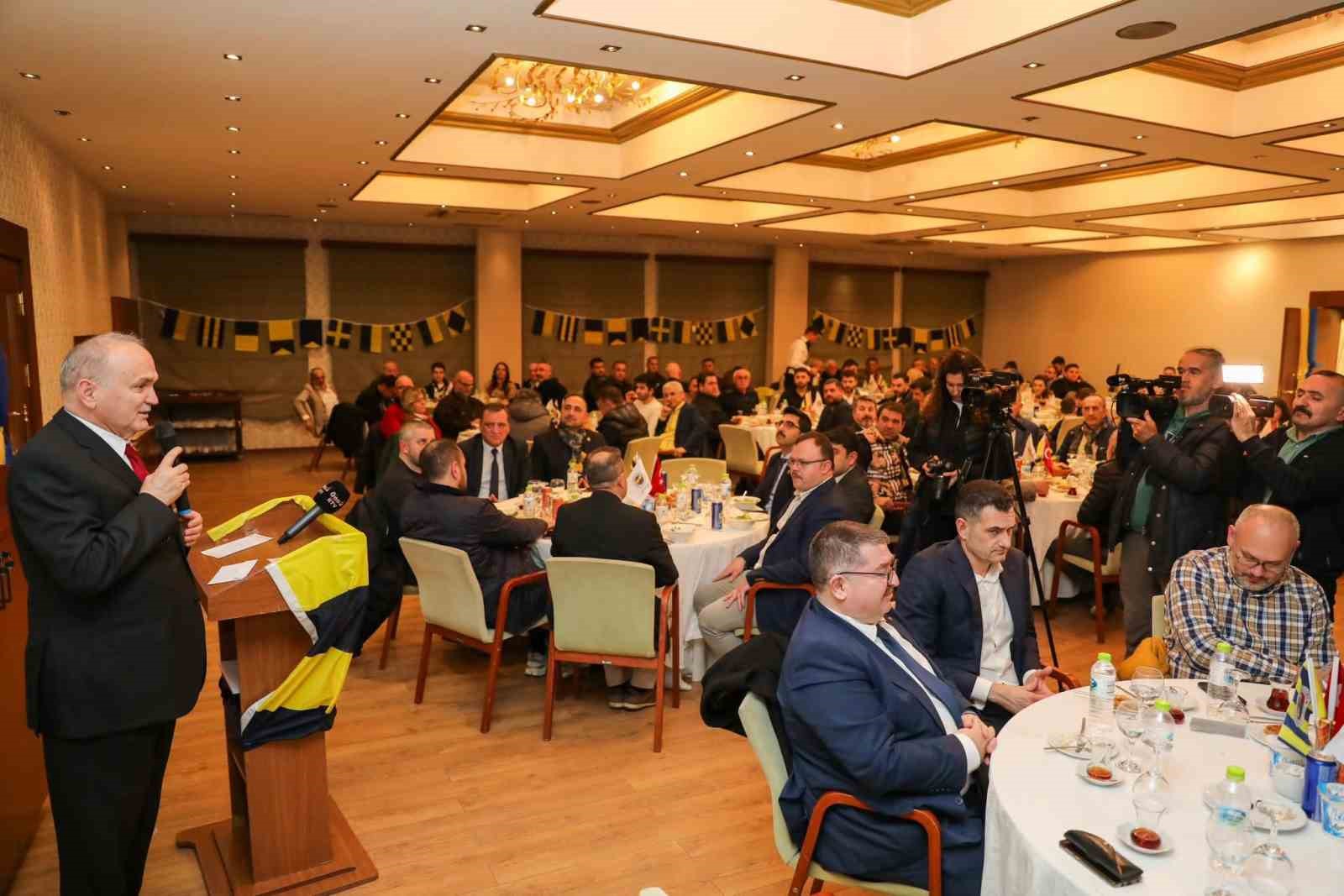Aziz Yıldırım iftarını Düzce Fenerbahçeliler ile yaptı
Aziz Yıldırım iftarını Düzce Fenerbahçeliler ile yaptı