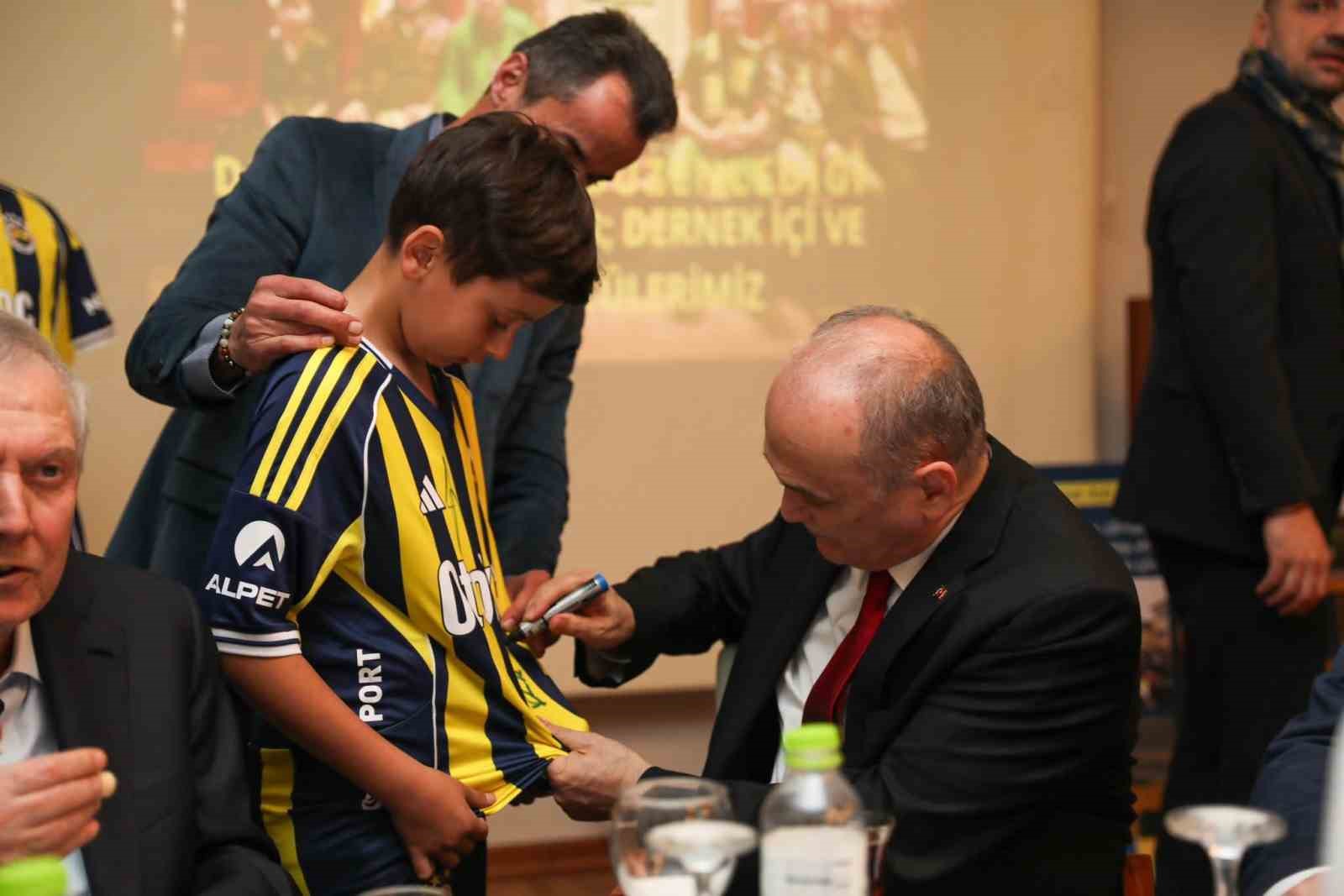 Aziz Yıldırım iftarını Düzce Fenerbahçeliler ile yaptı
Aziz Yıldırım iftarını Düzce Fenerbahçeliler ile yaptı