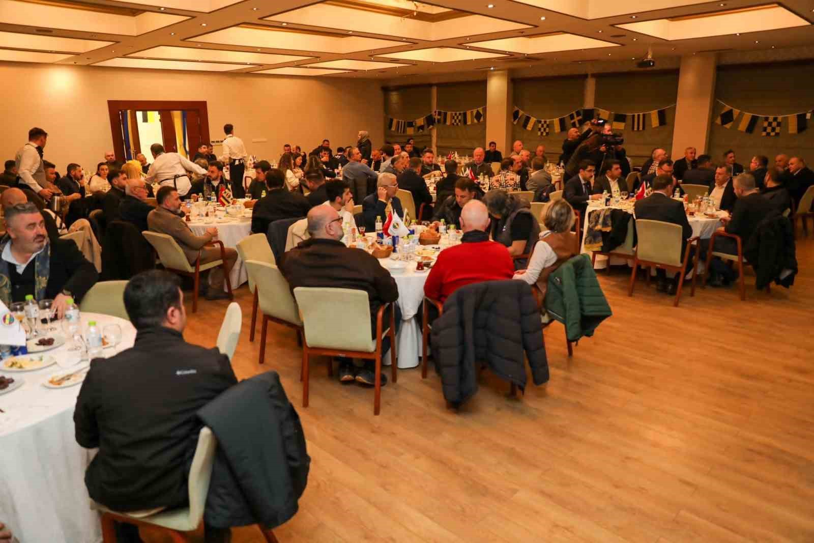 Aziz Yıldırım iftarını Düzce Fenerbahçeliler ile yaptı
Aziz Yıldırım iftarını Düzce Fenerbahçeliler ile yaptı