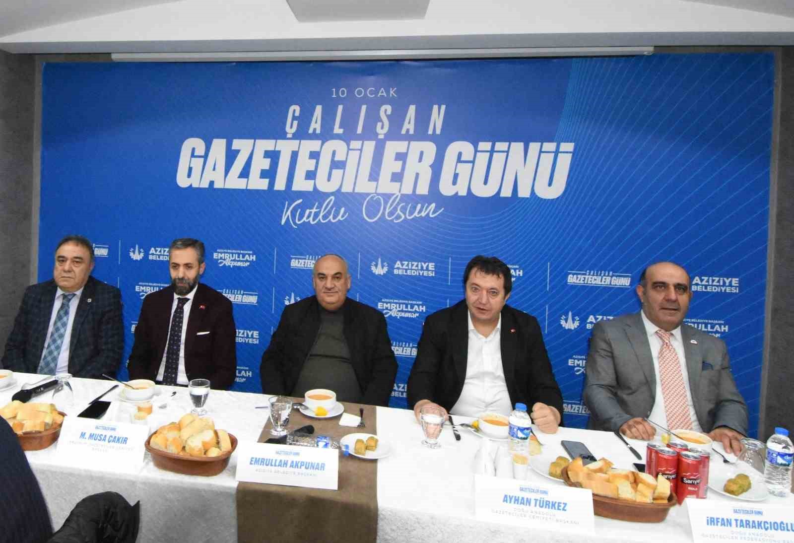 Aziziye’de Çalışan Gazeteciler Günü buluşması
Aziziye’de Çalışan Gazeteciler Günü buluşması