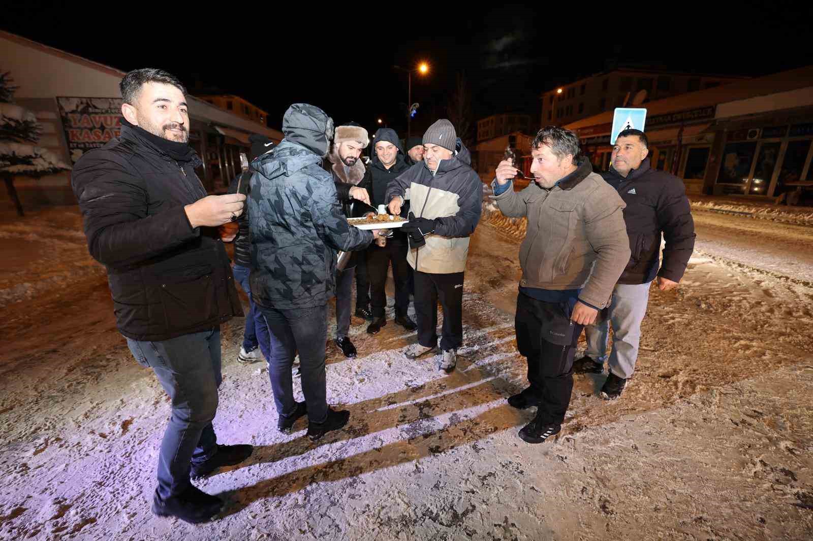 Aziziye’nin karla mücadele timlerine gece yarısı sürprizi
