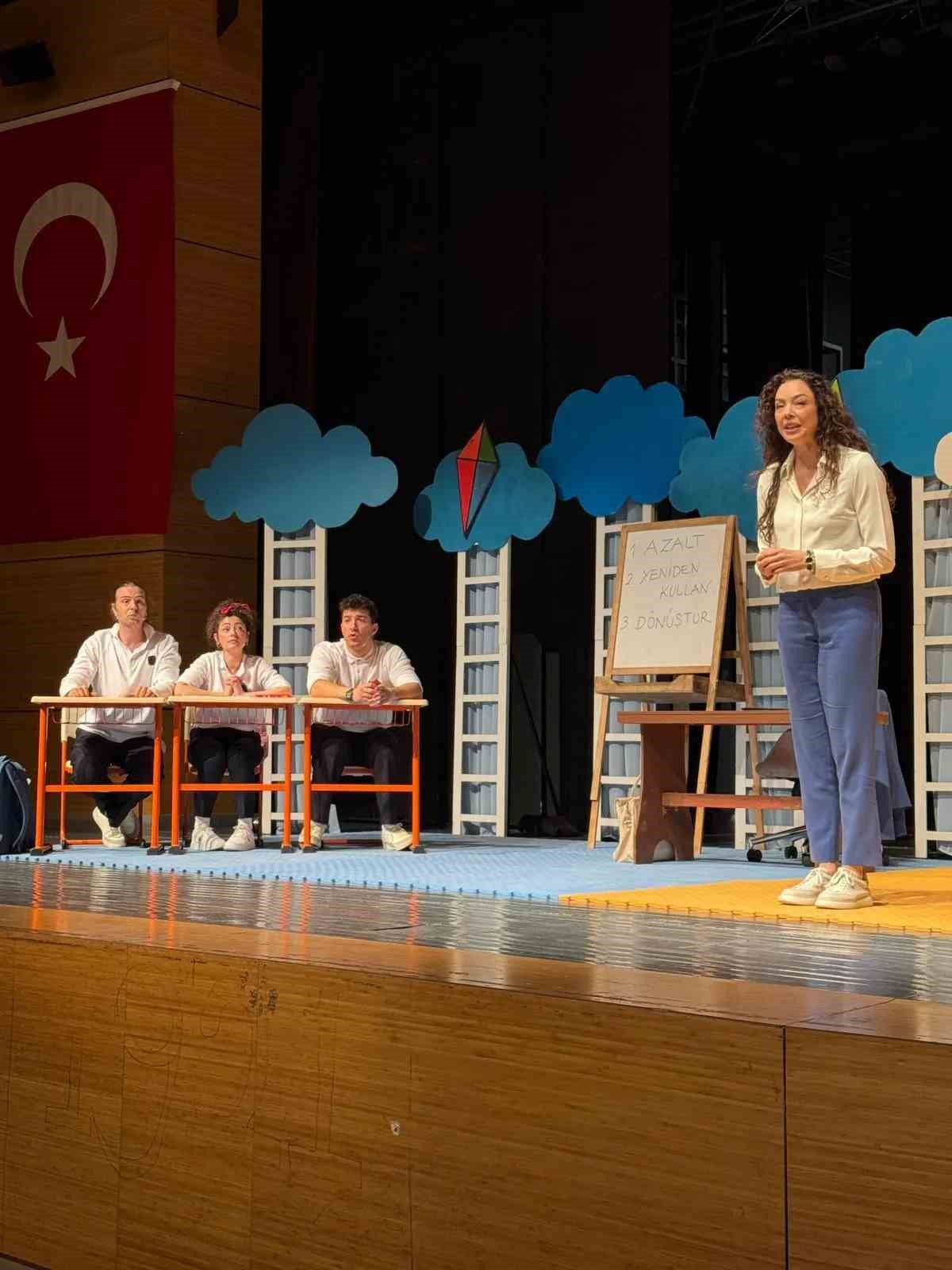 Azra Akın, Sinop’ta miniklere çevre bilinci anlattı
