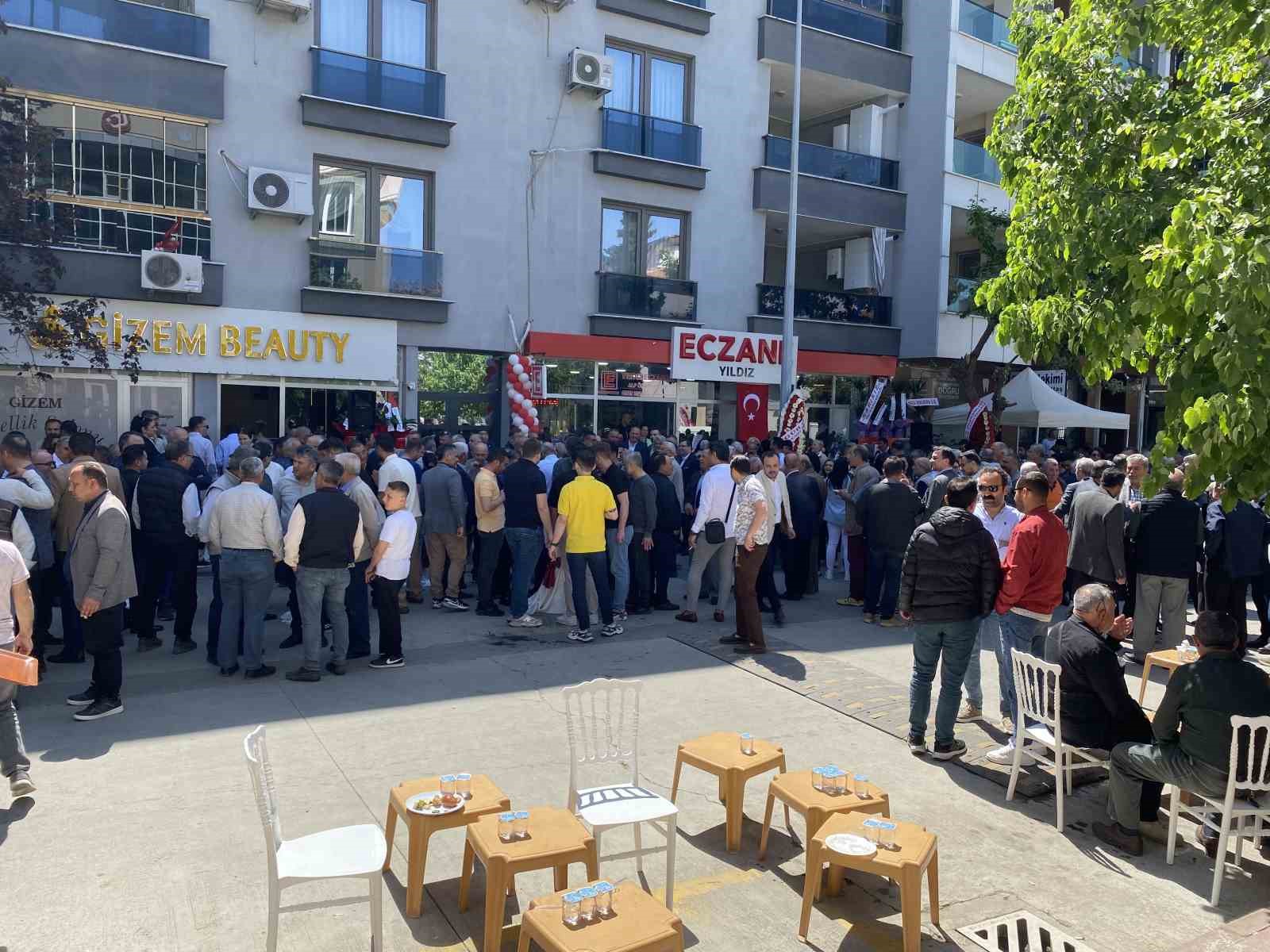 Baba-oğul açılışta gözyaşlarını tutamadı
