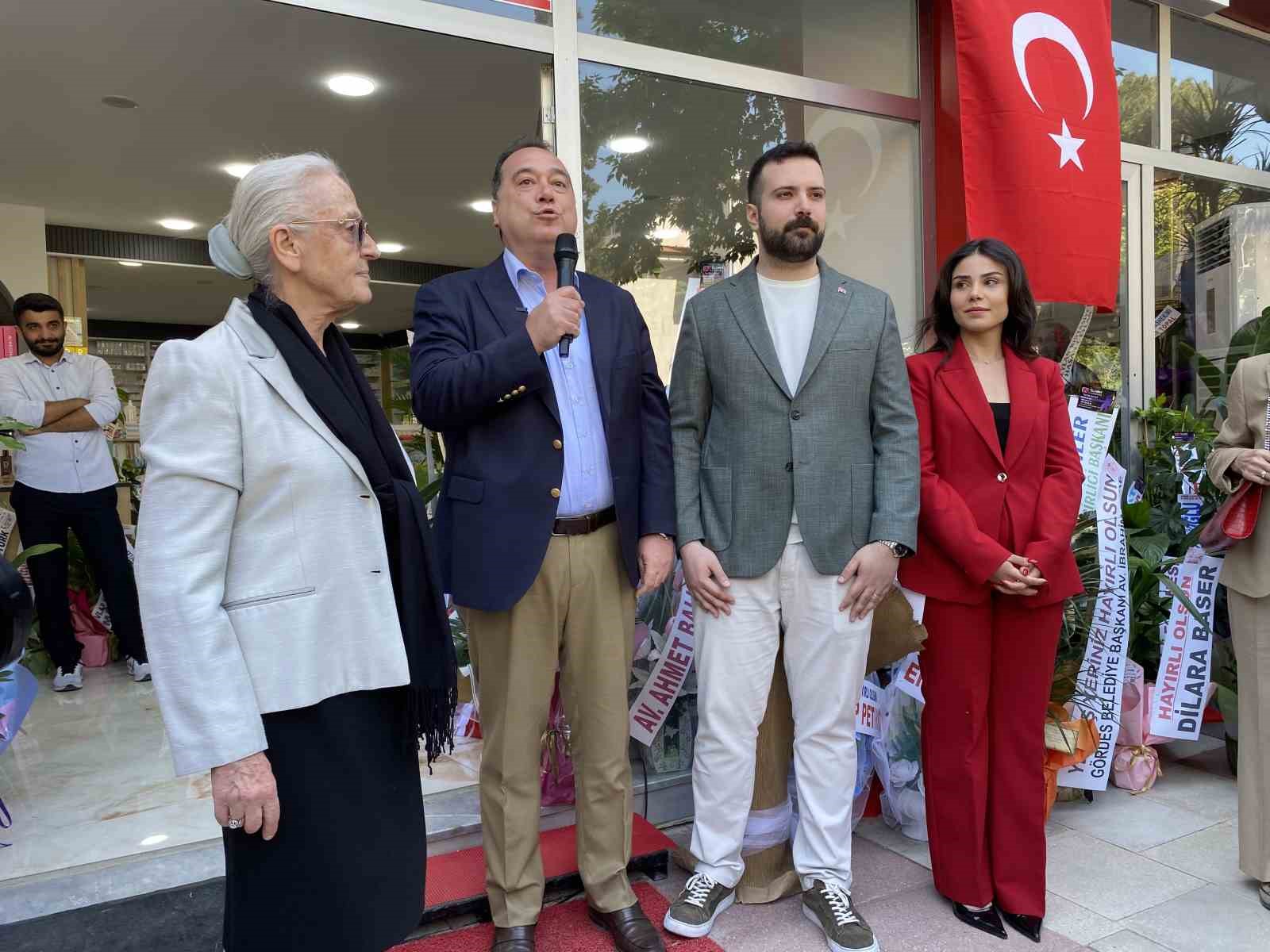 Baba-oğul açılışta gözyaşlarını tutamadı
