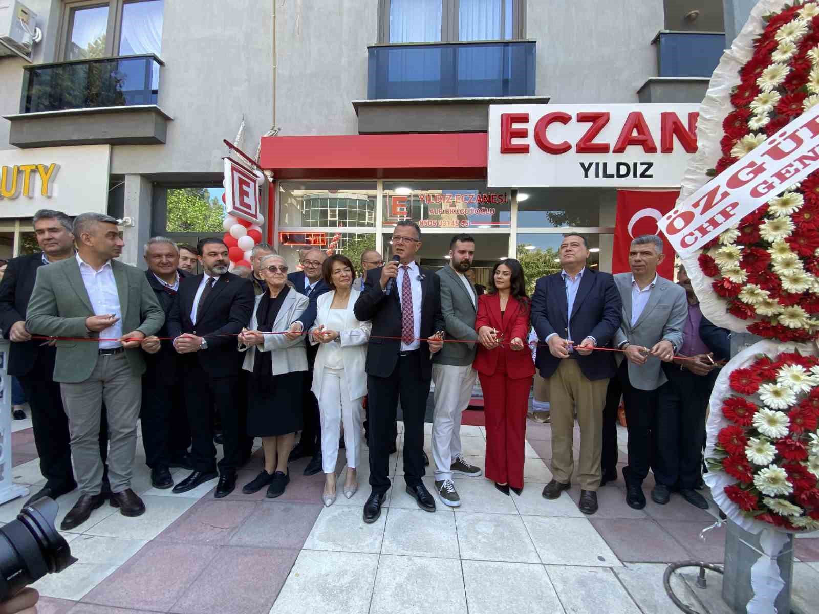 Baba-oğul açılışta gözyaşlarını tutamadı
