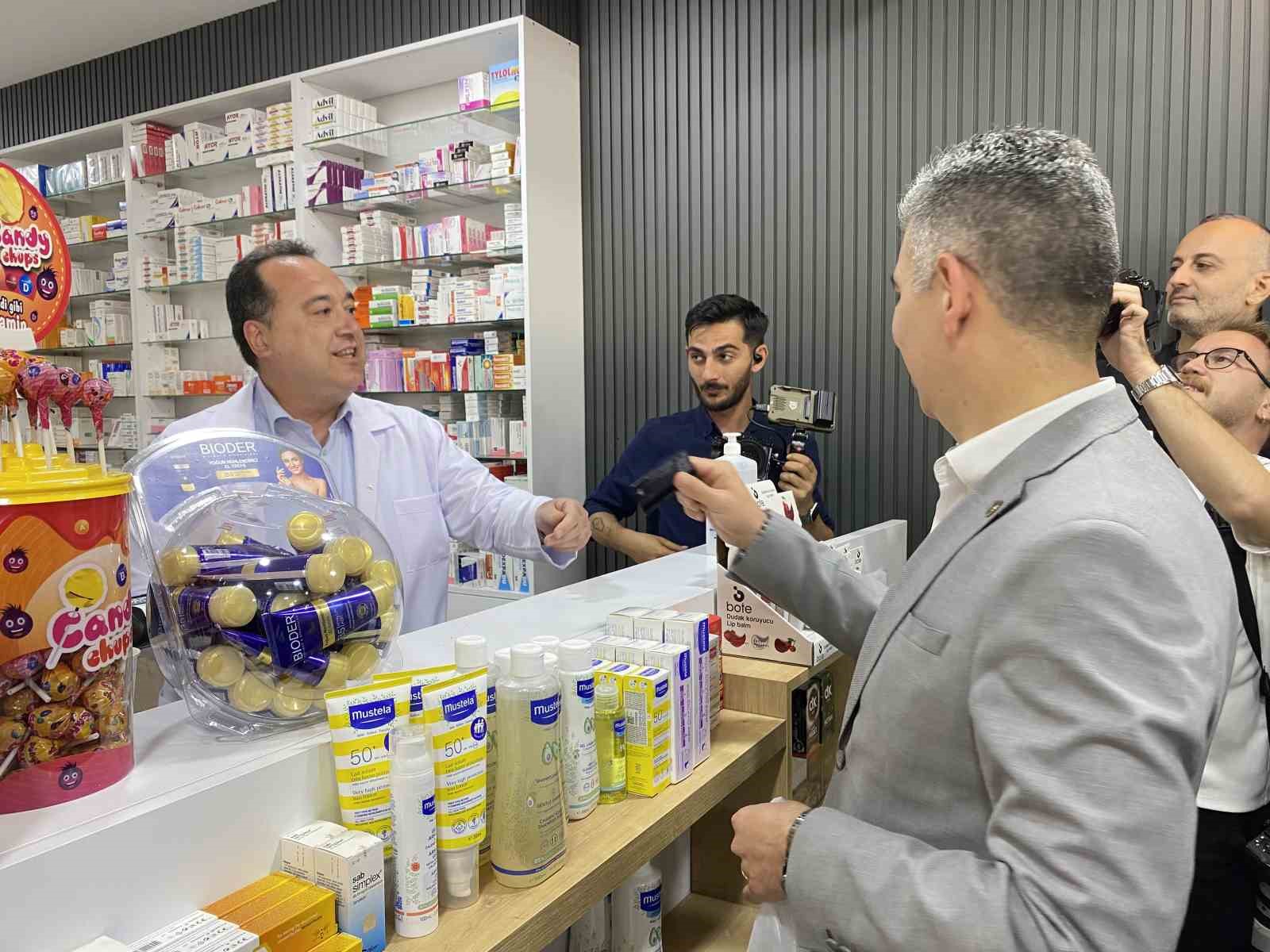 Baba-oğul açılışta gözyaşlarını tutamadı
