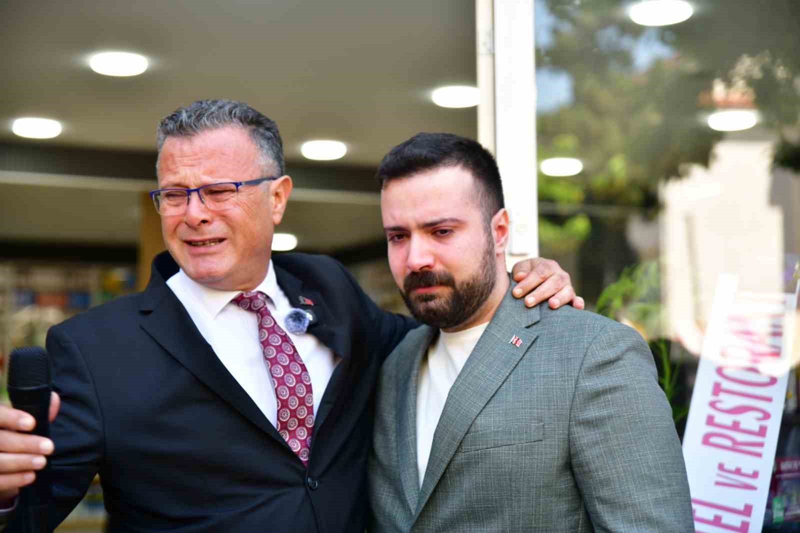 Baba-oğul açılışta gözyaşlarını tutamadı
