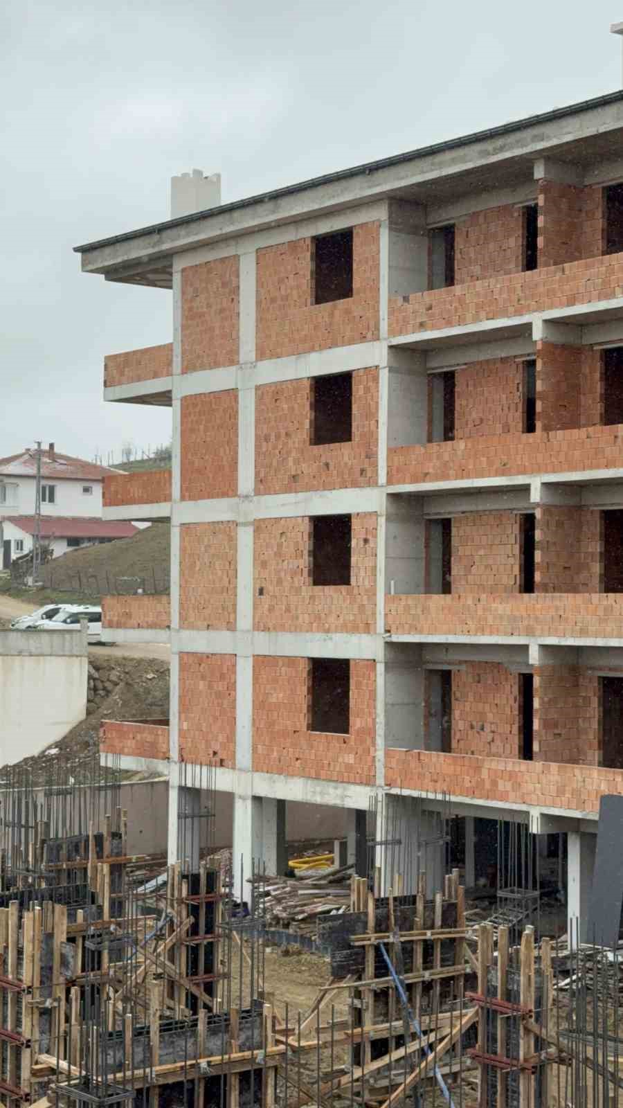 Baba oğul, çatıda ölümün eşiğindeki yavru köpeği kurtardı
