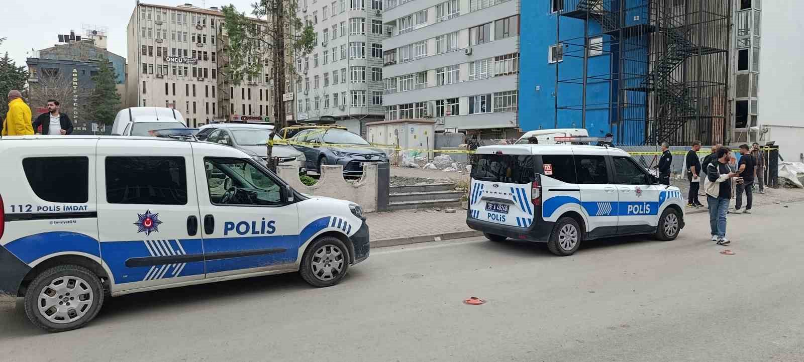 Baba-oğul inşaat işçilerine ateş açtı: 2 yaralı
