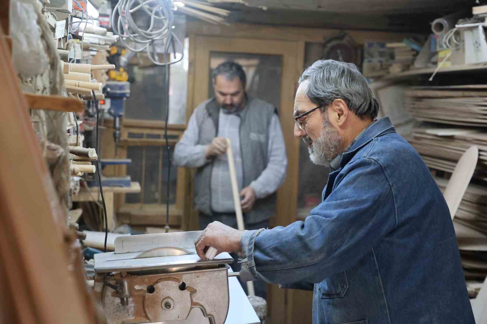 Baba oğul plastiğe karşı ahşap ustalığını yaşatmaya devam ediyor
