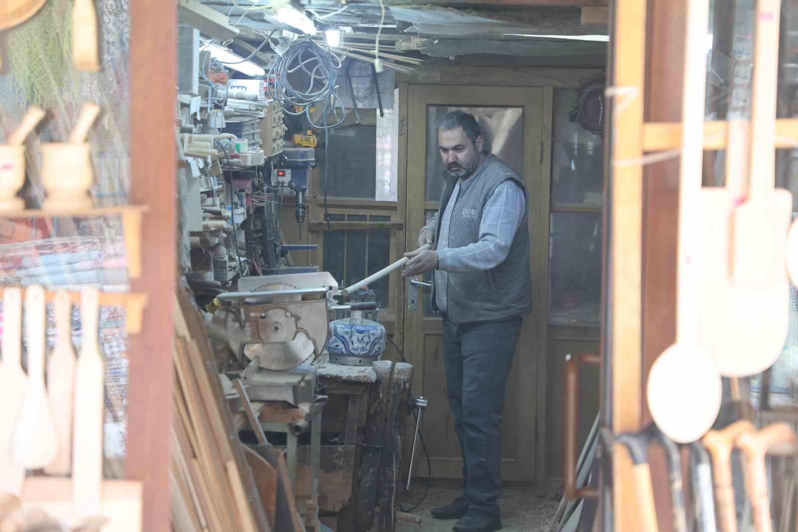 Baba oğul plastiğe karşı ahşap ustalığını yaşatmaya devam ediyor
